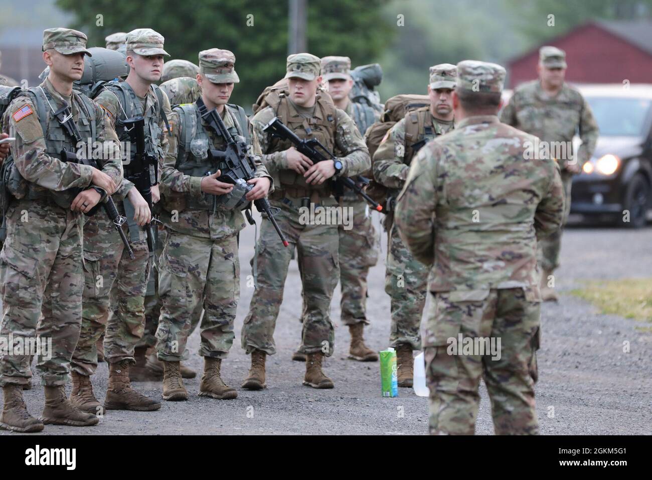 Soldaten der Nationalgarde der New Yorker Armee, die dem 2nd Squadron, dem 101st Cavalry Regiment, zugewiesen wurden, bereiten sich auf einen 12 Meilen langen Ruck-marsch während des Squadron's Best Warrior Competition am 22. Mai in Ellicottville, New York, vor. Die Veranstaltung testete körperliche Fitness und Ausdauer, militärische Kenntnisse und Befähigungsowie grundlegende Soldatenfähigkeiten, um zu bestimmen, wer seine Einheit bei Brigade- und staatlichen Wettbewerben vertreten wird. Stockfoto