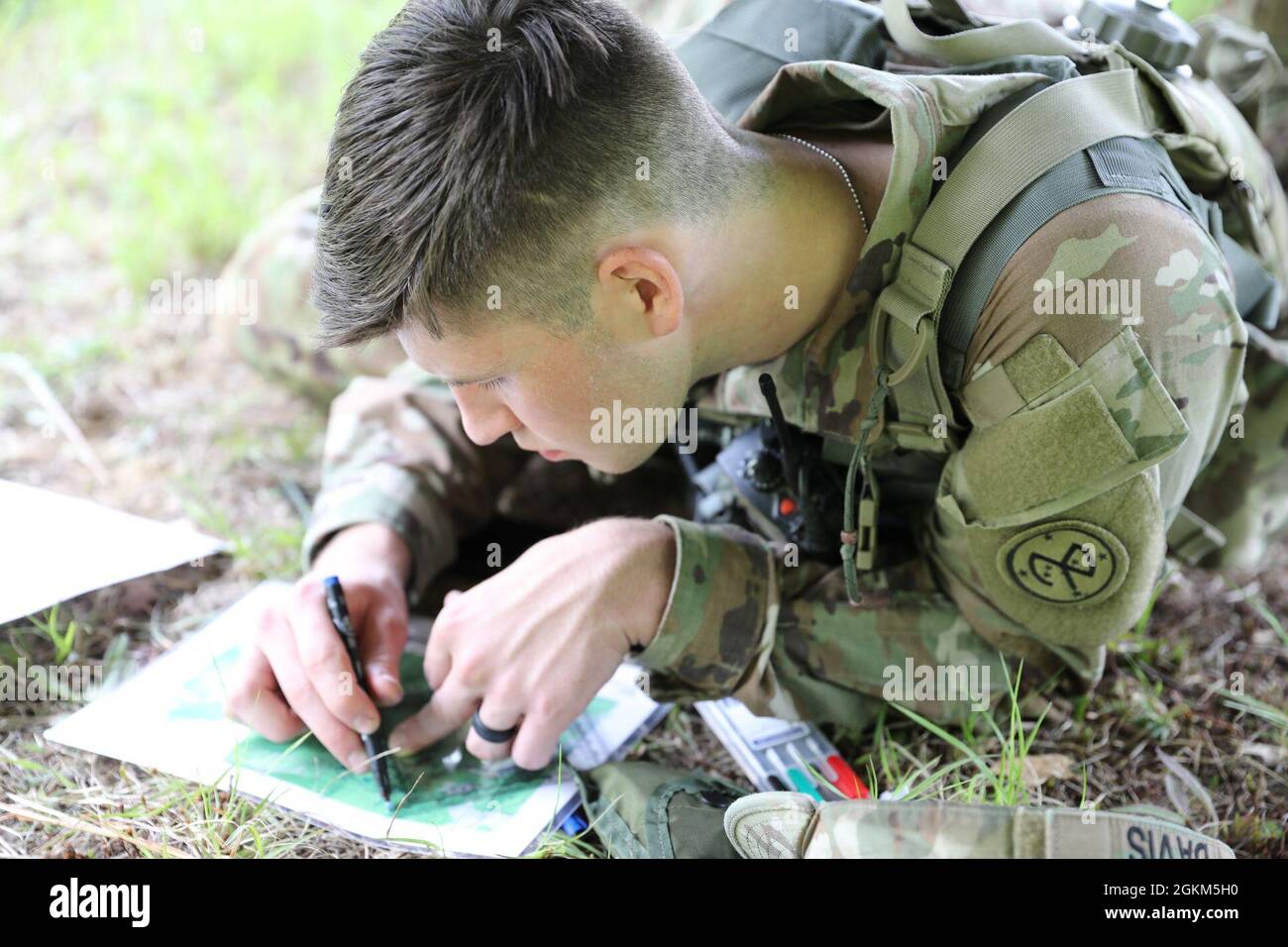 New York Army National Guard Spc. Dylan Davis, ein Kavallerie-Scout, der Bravo-Truppe, 2. Geschwader, 101. Kavallerie-Regiment, zugewiesen wurde, zeichnet während einer Landnavigationsübung im Rahmen des Squadron's Best Warrior Competition in Ellicottville, New York, am 22. Mai Punkte auf einer Karte auf. Die Veranstaltung testete körperliche Fitness und Ausdauer, militärische Kenntnisse und Befähigungsowie grundlegende Soldatenfähigkeiten, um zu bestimmen, wer seine Einheit bei Brigade- und staatlichen Wettbewerben vertreten wird. Stockfoto