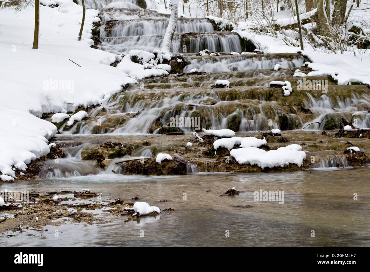 Schneebedeckter Wasserfall und Fluss im Winter Stockfoto