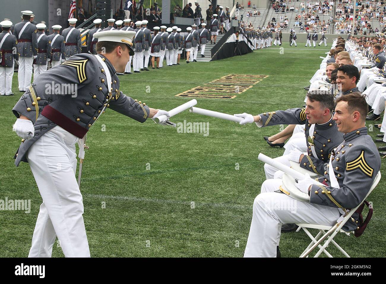 Die US-Militärakademie in West Point hielt am Samstag im Michie Stadium  ihre Abschlussfeier und die Inbetriebnahmezeremonie für die Klasse der 2021  ab. In diesem Jahr absolvierten 996 Kadetten ihren Abschluss. Unter ihnen