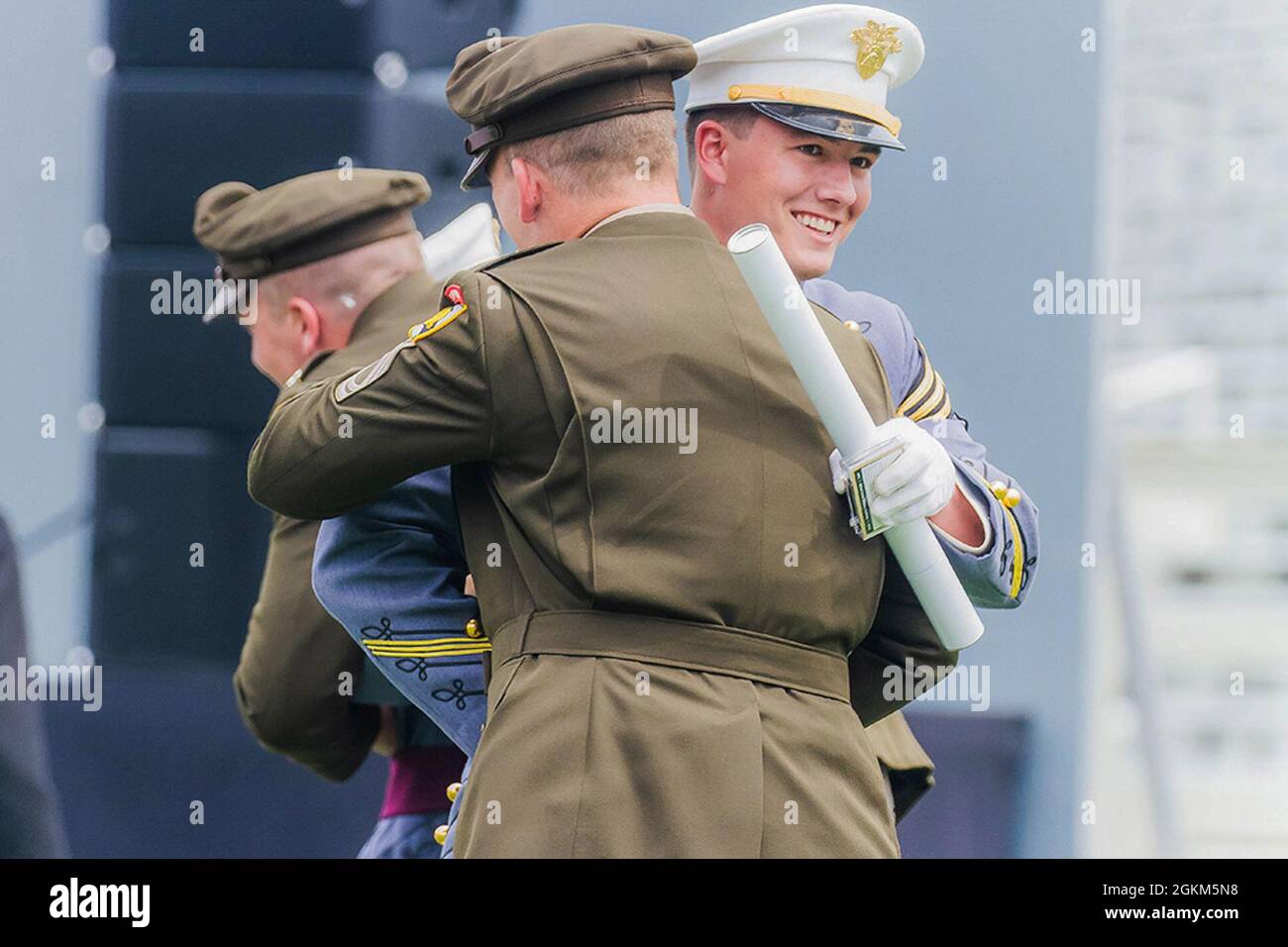 Nach seinem Diplom umarmt ein 2021-Mann-Kadett seinen taktischen, nicht beauftragten Offizier während der Graduierung und Inbetriebnahme der US-Militärakademie am Samstag im Michie Stadium. Stockfoto