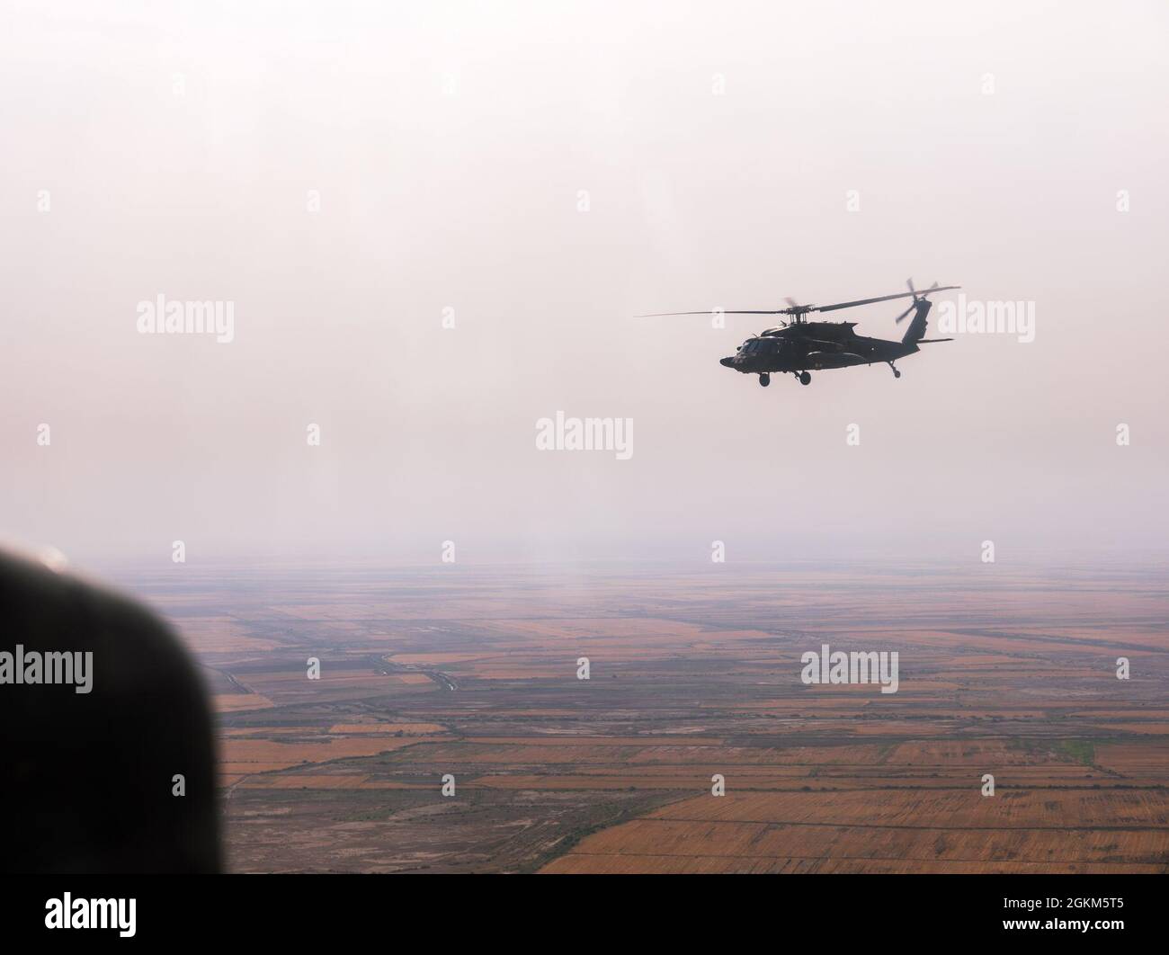Ein Blackhawk der US-Armee aus der 40. CAB nimmt an einer Mission zur Unterstützung der Operation Inhärent Resolve im Nahen Osten Teil. | US A Stockfoto