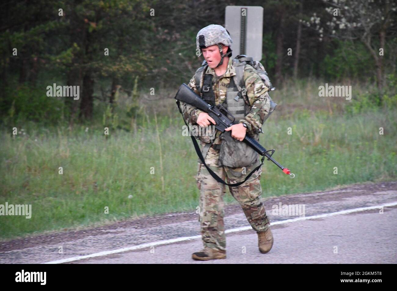 1. LT. Joseph Holm, ein medizinischer Servicebeamter, der dem Combined Arms Bataillon 2-136, Minnesota National Guard, zugewiesen wurde, schließt am 22. Mai 2021 während einer Testveranstaltung für medizinische Abzeichen im Expertenbereich in Fort McCoy, Wisconsin, eine Straße ab. Diese EFMB-Veranstaltung ist die erste Veranstaltung der Army Reserve und bot Soldaten im medizinischen Bereich die Möglichkeit, den Sonderpreis für besondere Fähigkeiten zu erhalten, indem sie außergewöhnliche Kompetenz und herausragende Leistungen bei Soldaten- und medizinischen Aufgaben unter Beweis stellen. Weniger als zwanzig Prozent der Kandidaten bestehen den anspruchsvollen Test. Stockfoto