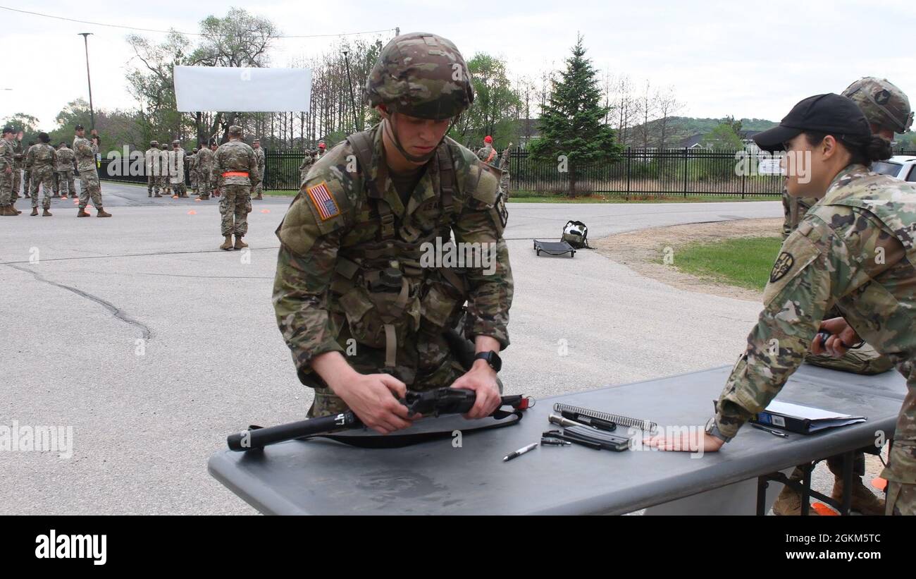 1. LT. Joshua Sheehan, ein Offizier des Armeereserven-medizinischen Dienstes aus Columbus, Ohio, der der 307. Medizinischen Brigade zugeordnet ist, wird bei einer Veranstaltung des Expert Field Medical Badges in Fort McCoy, Wisconsin, am 22. Mai 2021 auf Waffenmontage getestet. Diese EFMB-Veranstaltung ist die erste Veranstaltung der Army Reserve und bot Soldaten im medizinischen Bereich die Möglichkeit, den Sonderpreis für besondere Fähigkeiten zu erhalten, indem sie außergewöhnliche Kompetenz und herausragende Leistungen bei Soldaten- und medizinischen Aufgaben unter Beweis stellen. Weniger als zwanzig Prozent der Kandidaten bestehen den anspruchsvollen Test. Stockfoto