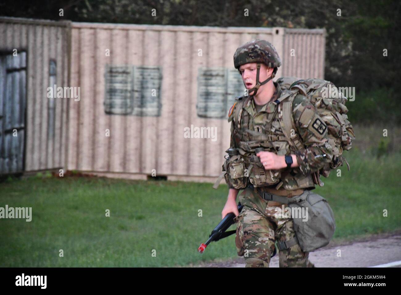 1. LT. Joshua Sheehan, ein Offizier des Armeereserven-medizinischen Dienstes aus Columbus, Ohio, der der 307. Medizinischen Brigade zugeordnet ist, führt während der Abschlussveranstaltungen des Expert Field Medical Badge in Fort McCoy, Wisconsin, am 22. Mai 2021 einen straßenmarsch durch. Diese EFMB-Veranstaltung ist die erste Veranstaltung der Army Reserve und bot Soldaten im medizinischen Bereich die Möglichkeit, den Sonderpreis für besondere Fähigkeiten zu erhalten, indem sie außergewöhnliche Kompetenz und herausragende Leistungen bei Soldaten- und medizinischen Aufgaben unter Beweis stellen. Weniger als zwanzig Prozent der Kandidaten bestehen den anspruchsvollen Test. Stockfoto