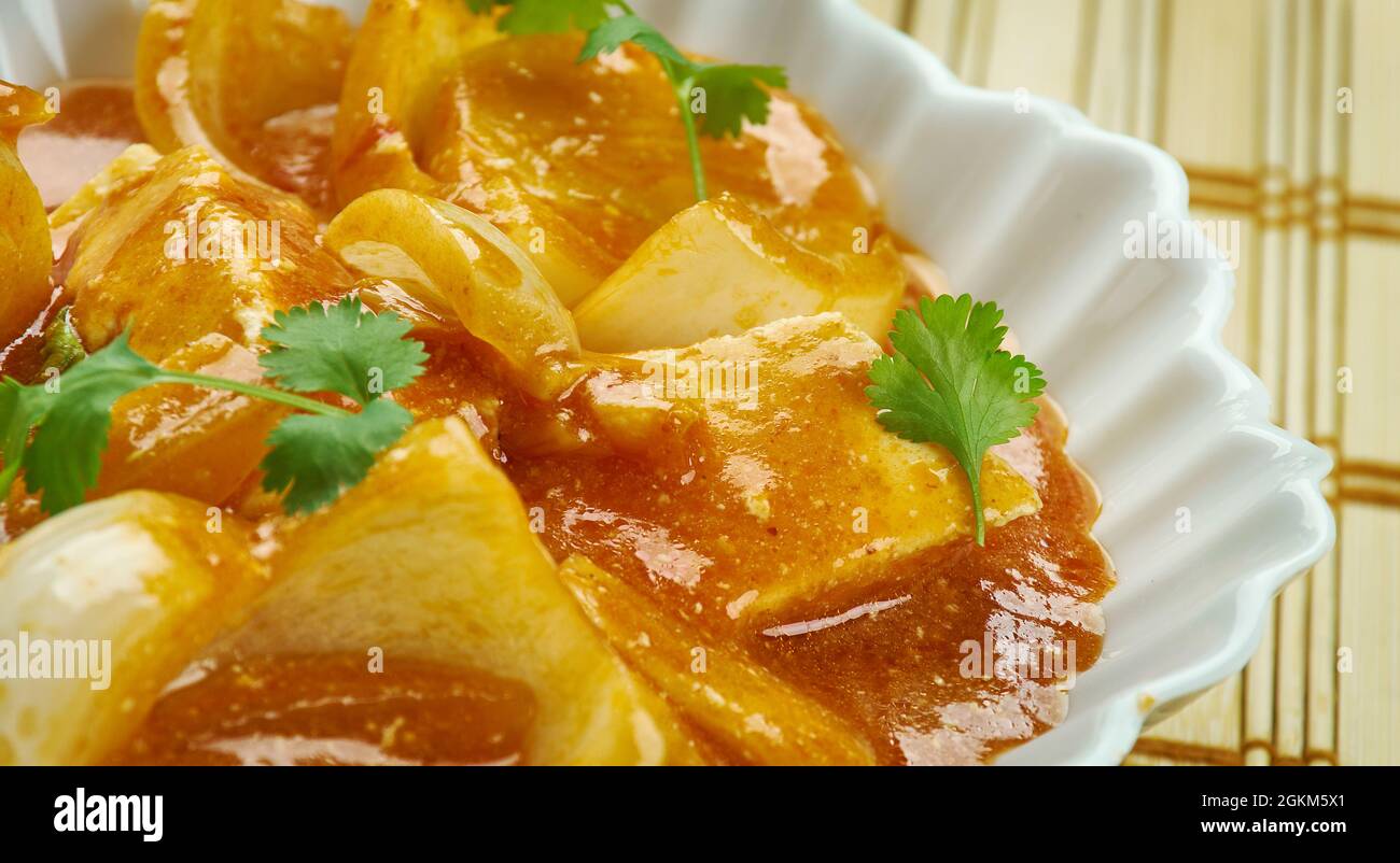 Urulakizhangu mappas , traditionelles Eintopf aus Kerala, indisches, mit Kartoffeln, Kokosmilch und Gewürzen zugerösteltes, indisches Keruryfleisch. Stockfoto