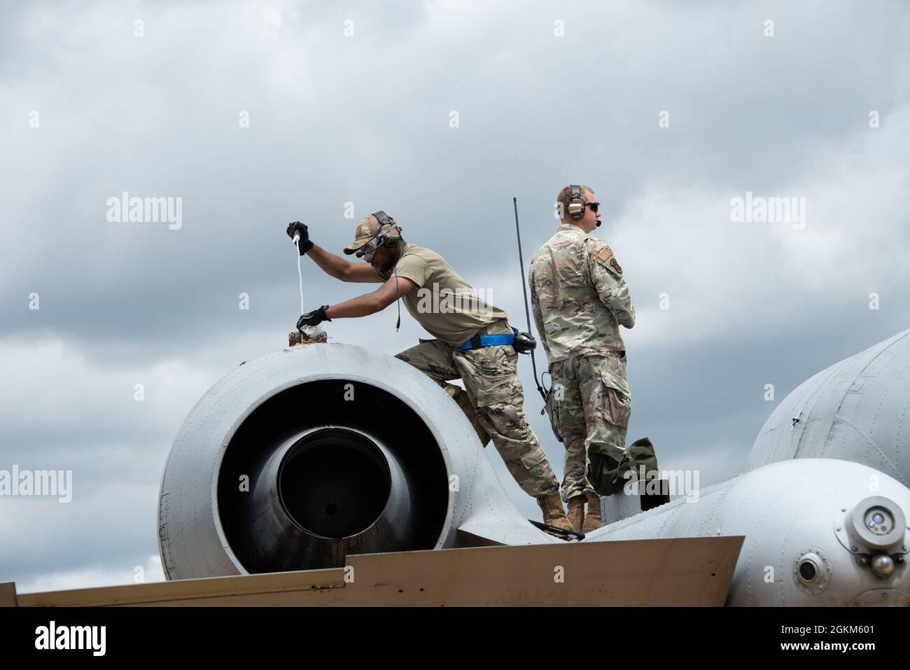 Mitglieder des 354. Jagdgeschwaders der Air Force und 355 OSS-Controller des Luftwaffenstützpunktes Davis-Monthan, AZ, trainieren am 22. Mai in Fort McCoy. Die Piloten der Einheiten A-10 Thunderbolt II erhielten die USL-Zertifizierung (Unprepared Surface Landing) und die Controller erhielten die Sicherheitsbeauftragter-Zertifizierung für die Landing Zone mithilfe des Young Air Assault Strip in Fort McCoy WI. Stockfoto