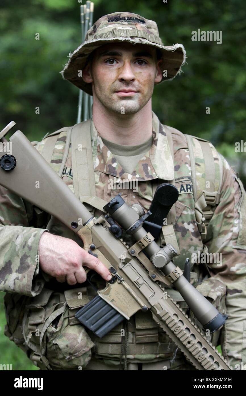 Ein Soldat im 1. Bataillon, 279. InfanterieBataillon, posiert für ein