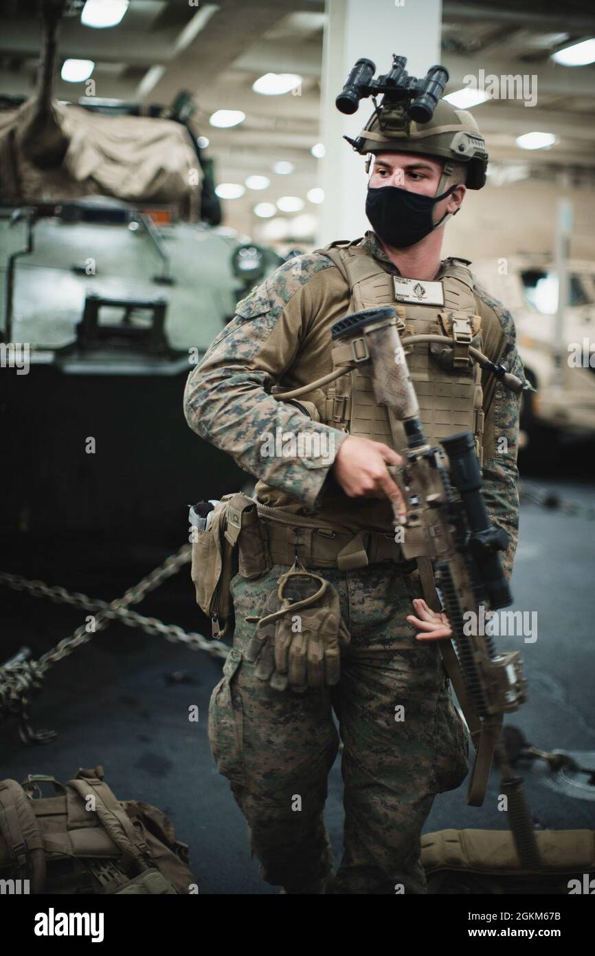 PAZIFIK (22. Mai 2021) U.S. Marine Corps Lance CPL. Everett Shuck, ein Randalier der Alpha Company, Battalion Landing Team 1/1, 11th Marine Expeditionary Unit (MEU), lädt die Ausrüstung herunter, nachdem er an Bord der Amphibienstation USS Portland (LPD 27) angekommen ist, via Landing Craft, Utility, Mai 22. Marineinfanteristen und Matrosen der 11. MEU und der Essex Amphibious Ready Group (ARG) sind im Gange und führen vor der Küste Südkaliforniens ein integriertes Training durch. Stockfoto