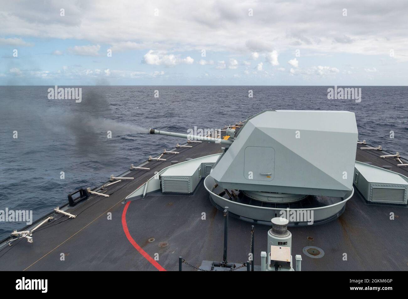 Das Standing NATO Maritime Group One (SNMG1) Flaggschiff HMCS Halifax feuert am 23. Mai 2021 während der Übung Steadfast Defender 21 sein 57-mm-Hauptgewehr vor der Küste Portugals. HMCS Halifax nimmt an der Trainingsphase zur Verbesserung der Kampfbereitschaft/Machtintegration des standhaften Verteidigers 21 Teil, einer defensiven Übung, die auf einem Szenario nach Artikel 5 basiert, das dazu bestimmt ist, Aggressionen abzuschrecken und bei Bedarf auf Krisen zu reagieren. Die Maritime Live-Übung findet vom 20-30. Mai 2021 in den Gewässern vor Lissabon, Portugal, statt. Stockfoto