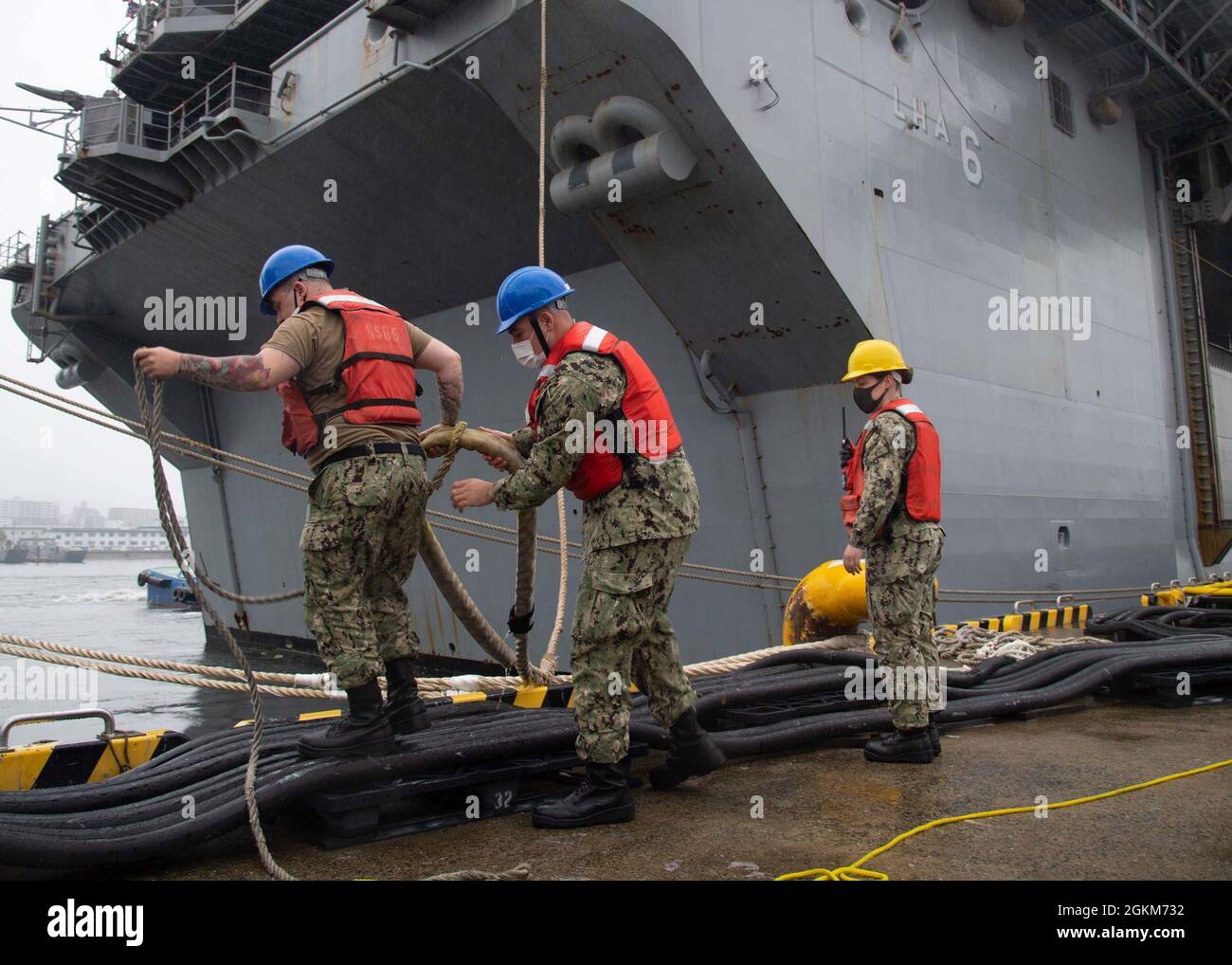 SASEBO, Japan (24. Mai 2021) – Boatswains Mate 2nd Class Autumn Kinney, der Commander, Fleet Activities Sasebo’s Port Operations, zugewiesen wurde, überwacht den Linienabfertigungsbetrieb zur Unterstützung der USS America (LHA-6) an Bord von CFAS am 24. Mai 2021. Port Operations verwaltet Anlegepläne und bietet Support-Services für Schiffe der Siebten Flotte der USA, die nach Sasebo geliefert werden. Stockfoto