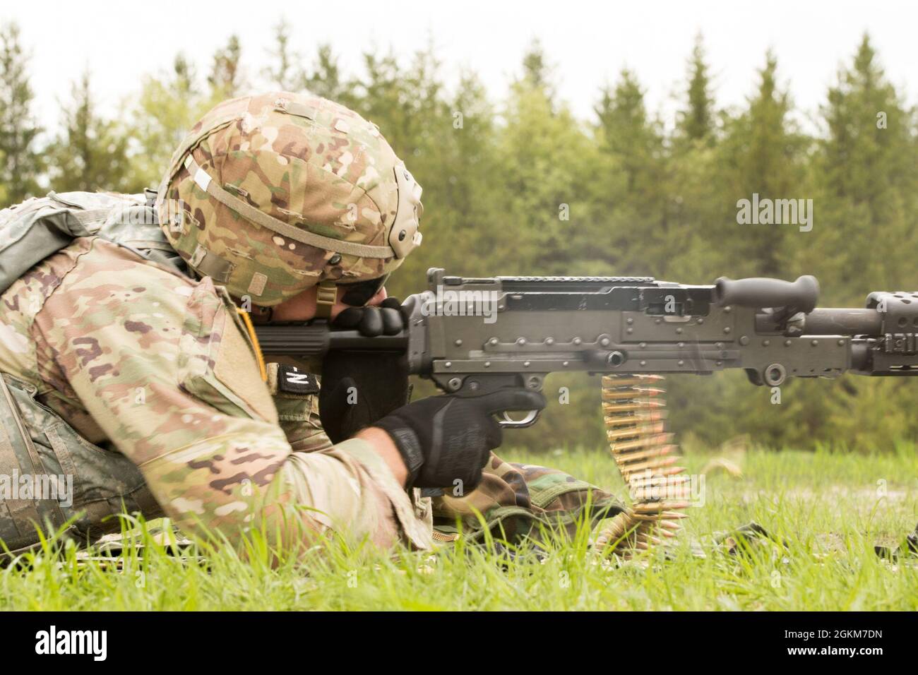 Sgt. Shayn Lindquist, eine Reservesoldaten der US-Armee vom U.S. Army Civil Affairs & Psychological Operations Command, Löst seinen Abzug aus, nachdem er einen schnellen Burst von einem M240L-Allzweck-Maschinengewehr beim Qualifikationsevent für mehrere Maschinengewehr während des US Army Reserve Best Warrior/Best Squad Competition 2021 in Fort McCoy, Wis., Mai 24, abgefeuert hat. Etwa 80 Soldaten aus dem ganzen Land reisten nach Fort McCoy, um an der jährlich stattfindenden Veranstaltung vom 19. Bis 28. Mai teilzunehmen. Es bringt die besten Soldaten und Kader aus der gesamten US Army Reserve, um den Titel „Best W Stockfoto