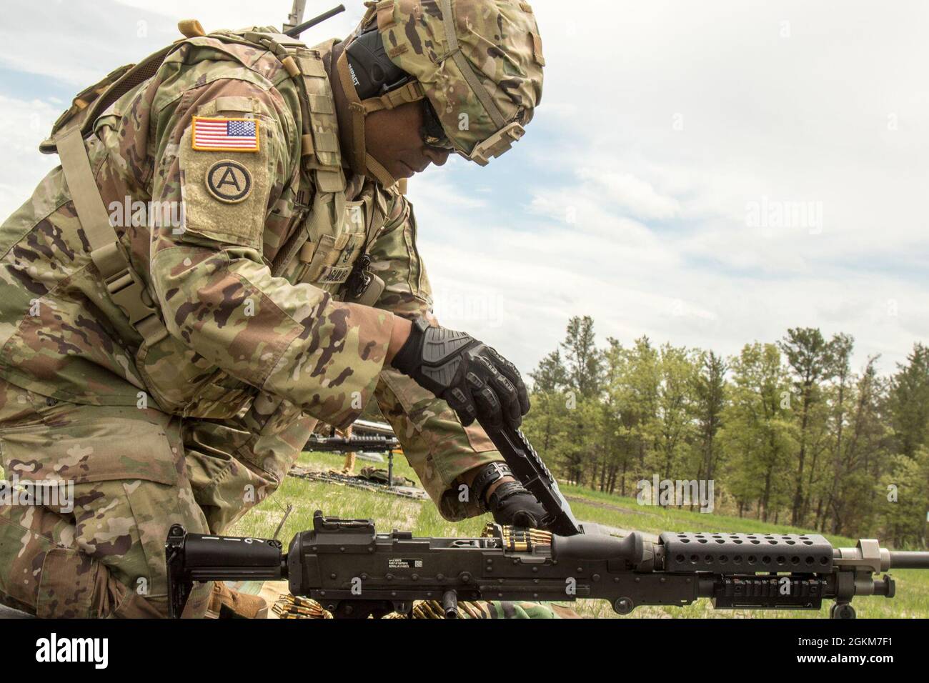 Sgt. John Aguilar der 1. Klasse, ein US Army Reserve-Drill Sergeant der 98. Trainingsdivision, legt beim Qualifikationsevent für mehrere Maschinengewehre während des U.S. Army Reserve Best Warrior/Best Squad Competition 2021 in Fort McCoy, Wis., einen verbundenen Gürtel aus 7,62 mm NATO-Patronen in ein M240L General-Purpose Machine Gun. Mai 24. Etwa 80 Soldaten aus dem ganzen Land reisten nach Fort McCoy, um an der jährlich stattfindenden Veranstaltung vom 19. Bis 28. Mai teilzunehmen. Es bringt die besten Soldaten und Kader aus der gesamten US-Army Reserve ein, um den Titel „Bester Krieger“ und „Bester Kader“ AMO zu erhalten Stockfoto