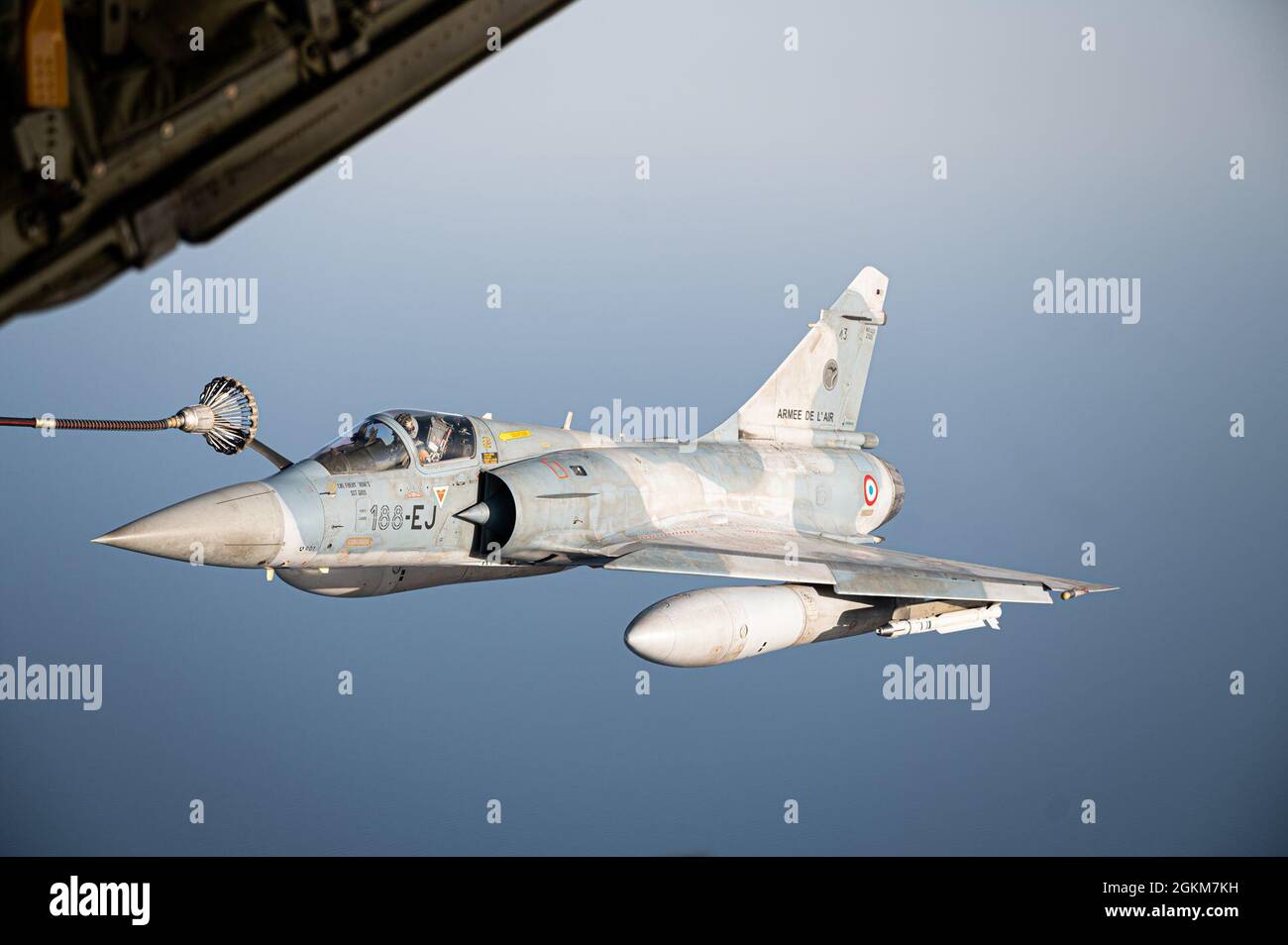 Mitglieder der Marine Aerial Refueller Squadron-234 (VMGR-234) versorgen französische Mirage 2000-Kämpfer von einem KC-130J über Dschibuti, 24. Mai 2021 mit Luftbetankung. VMGR-234 unterstützt die kombinierte Joint Task Force - Horn von Afrika (CJTF-HOA) mit Luftbetankungsoperationen und erweitert so die Reichweite von festen und rotativen Flügeln. Stockfoto