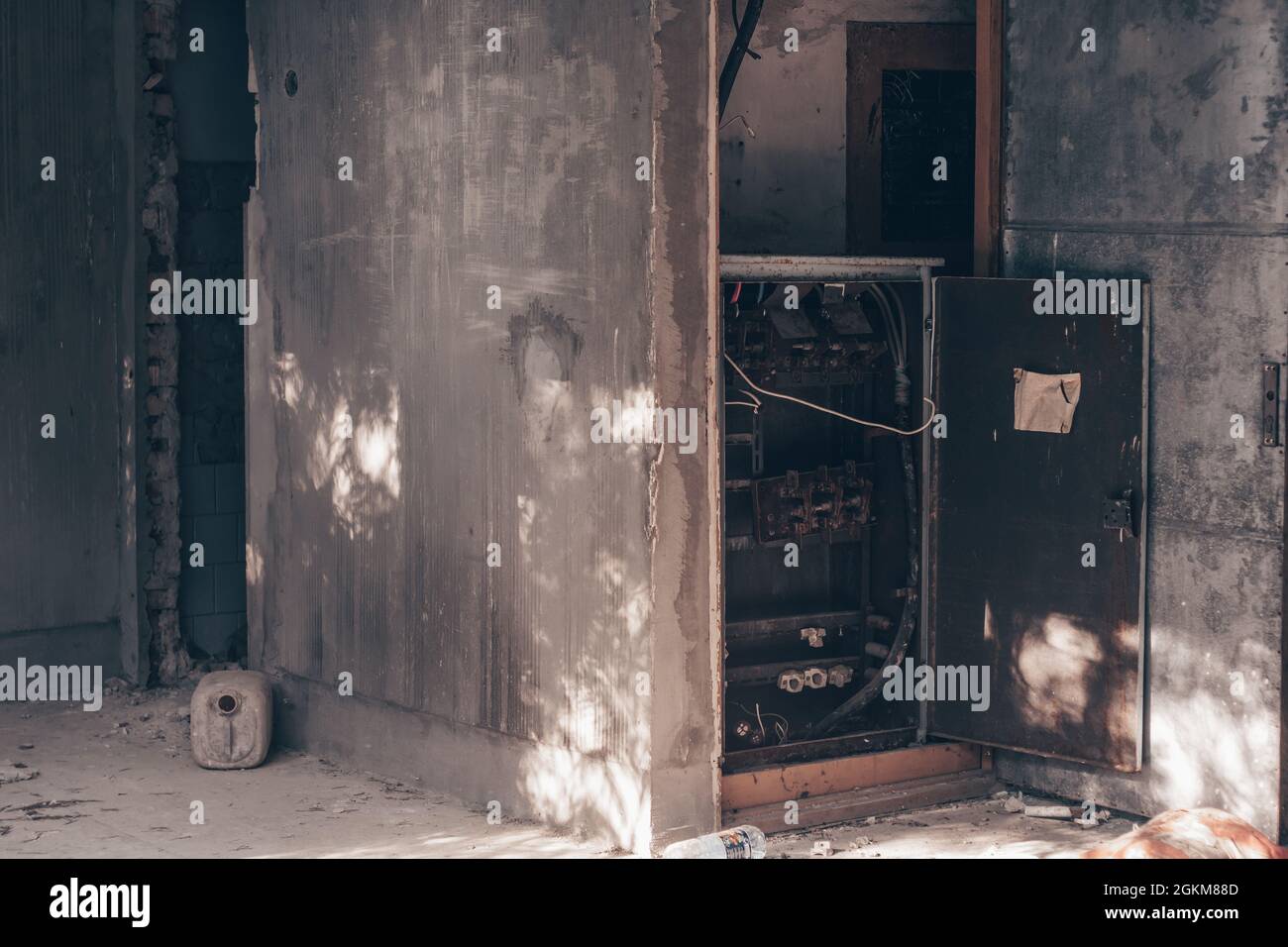 Alte Metallschalttafel in verlassenen, zerfallenden Gebäuden Stockfoto
