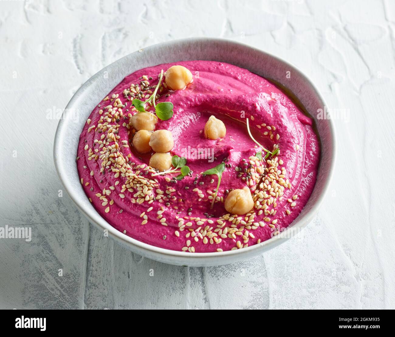 Schüssel Rote Beete Hummus auf hellem Küchentisch Stockfoto
