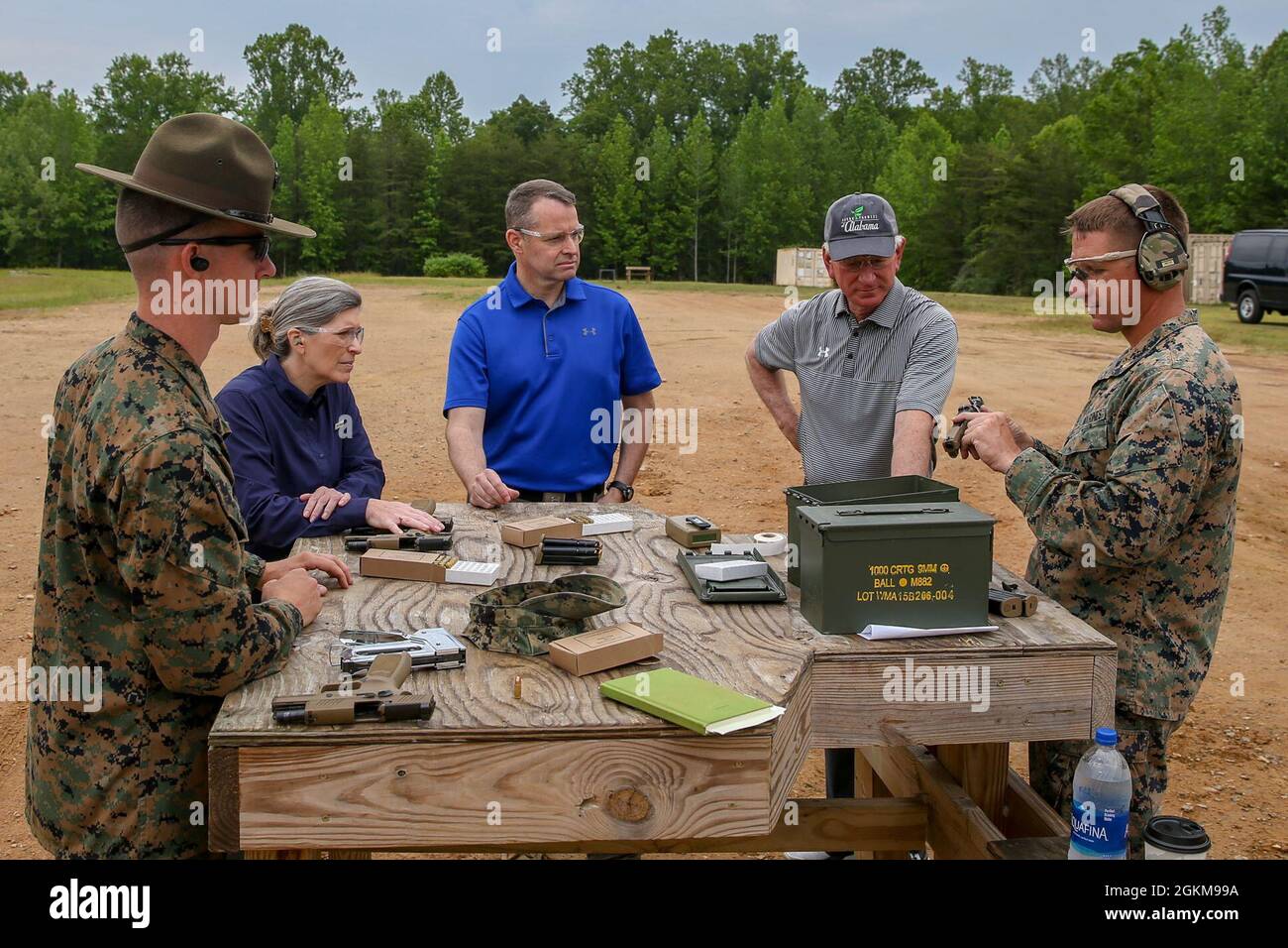 US-Marineinfanteristen und das US Marine Corps Shooting Team demonstrieren den Mitgliedern der US-Kongressdelegation die Versammlung der Schweizerischen Industrie Gesellschaft (SIG) Sauer P320-M18 während eines Besuchs einer Kongressdelegation auf der Marine Corps Base Quantico, Virginia, am 24. Mai 2021. Der Zweck des Besuchs war es, mehr über die Prioritäten des Marine Corps in Bezug auf die Joint Force zu erfahren und an einem Brandverlauf teilzunehmen. Stockfoto