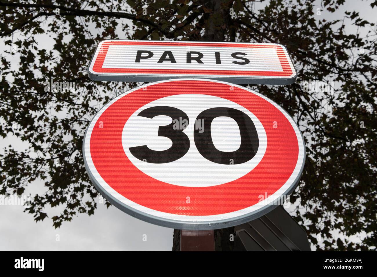 Ein Schild, das die Einfahrt in die Stadt Paris anzeigt, und eine Geschwindigkeitsbegrenzung auf 30 Kilometer pro Stunde, die Anfang September 2021 vom Bürgermeister von Paris durchgesetzt wurde. Paris, Frankreich, 14. September 2021. Foto von Daniel Derajinski/ABACAPRESS.COM Stockfoto