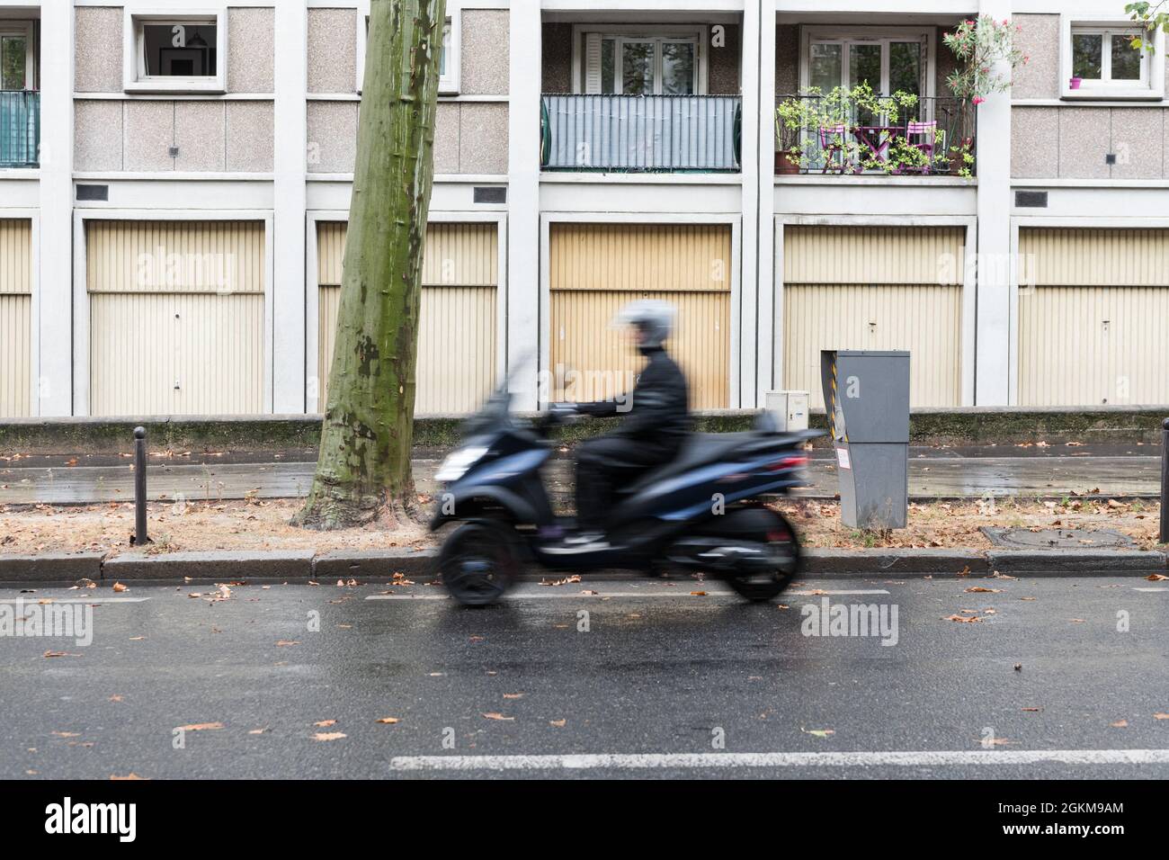 Ein Roller fährt als Geschwindigkeitsbegrenzung auf 30 Stundenkilometer vor einer Radarkamera, die Anfang September 2021 vom Bürgermeister von Paris durchgesetzt wurde. Paris, Frankreich, 14. September 2021. Foto von Daniel Derajinski/ABACAPRESS.COM Stockfoto