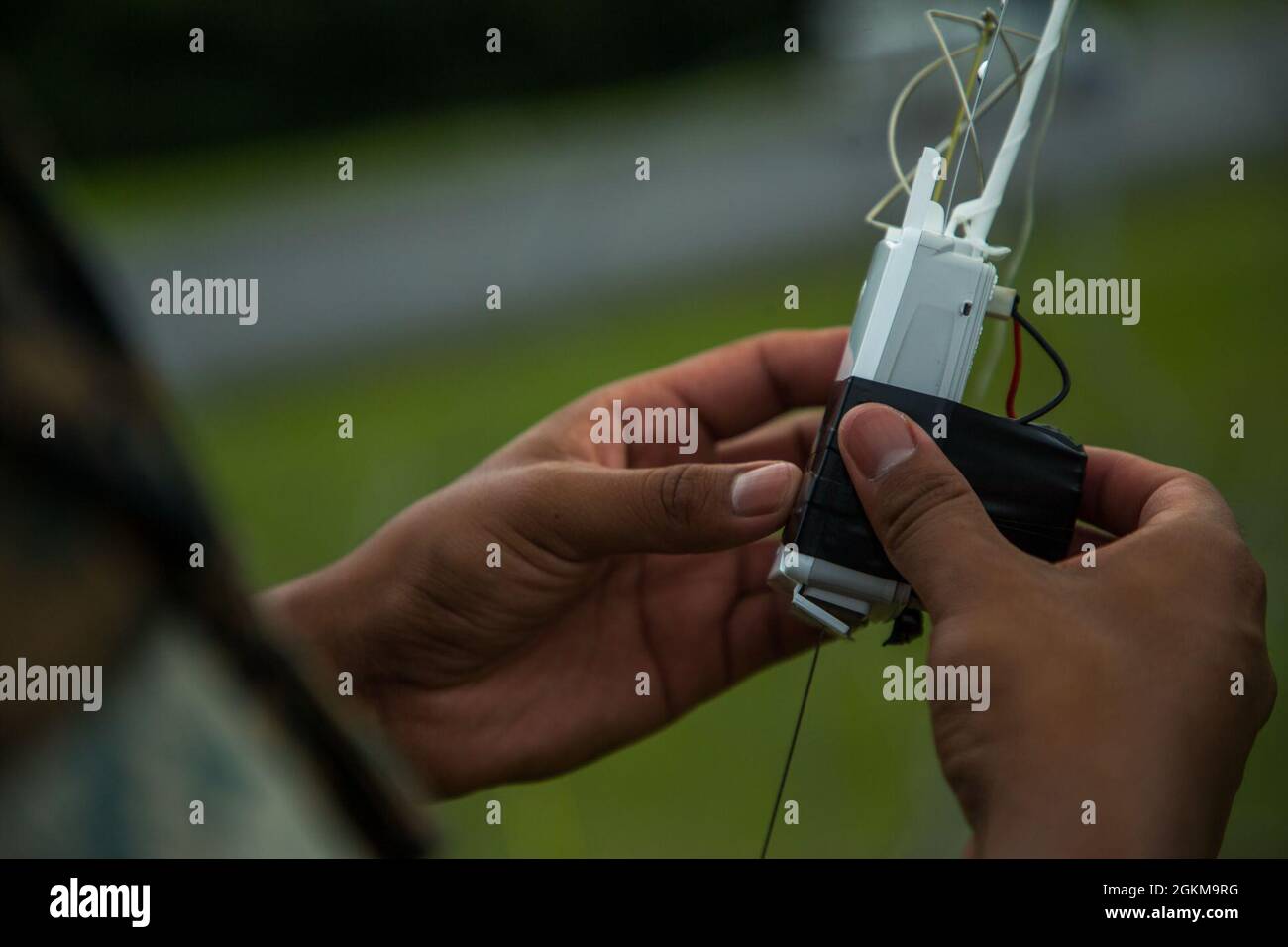 U.S. Marine Corps Lance CPL. Jean Rodriguez, ein Meteorologe und Ozeanographischer Prognostiker mit dem 3. Geheimdienst-Bataillon, bereitet eine Datensonde für den Flug während einer Trainingsveranstaltung auf dem Kadena Air Base, Okinawa, Japan, am 25. Mai 2021 vor. 1st Marine Aircraft Wing verbessert die Fähigkeiten, um sicherzustellen, dass wir, wenn unsere Partner und Verbündeten uns brauchen, weiterhin in der Lage sein werden, den Anruf zu beantworten, wie wir es in der Vergangenheit bereits gemacht haben. Stockfoto