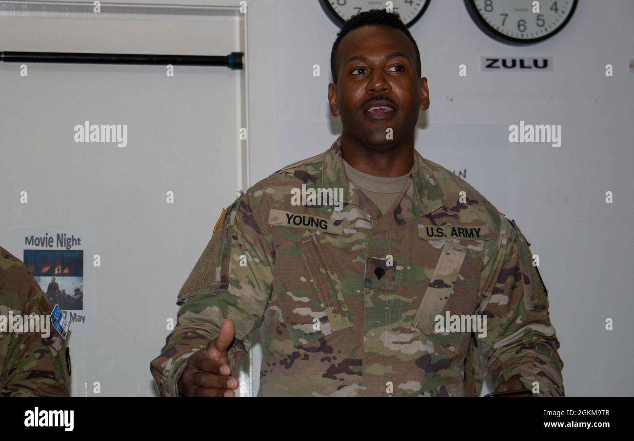 Spc. Reginald Young, ein UH-60 Blackhawk-Reparaturdienst mit dem 3. Bataillon, 238. General Support Aviation Bataillon, Delaware Army National Guard, unterrichtet am 25. Mai 2021 während einer Feldsanierungsklasse im Camp Bondsteel, Kosovo, eine Klasse über Verletzungen bei kaltem Wetter. Im Rahmen von Sanitäranlagen werden Soldaten aller Einheiten zu Fachexperten, die Wege zur Verhinderung von Verletzungen ohne Kampfeinsatz suchen. Die Mitglieder der Sanitäranlagen nehmen eine aktive Rolle in ihren Einheiten ein, um ihre Kommandeure zu beraten und sicherzustellen, dass ihre Kollegen gesund bleiben. Stockfoto