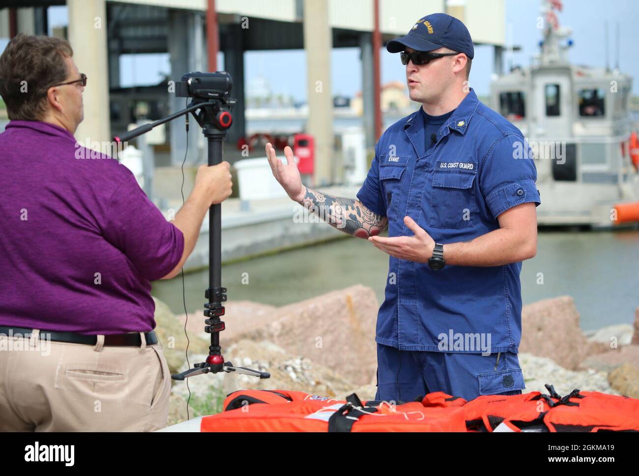 Ein Küstenwachmann diskutiert die verschiedenen Arten von Schwimmwesten und die Bedeutung, die sie während eines Medienengagements in der Küstenwache-Station Galveston in Galveston, Texas, am 25. Mai 2021, verwenden. Rettungswesten sollten von der US-Küstenwache zugelassen und sofort verfügbar sein, den vorgesehenen Benutzer ordnungsgemäß einsetzen und sich in einem guten und betriebsfähigen Zustand befinden. Stockfoto