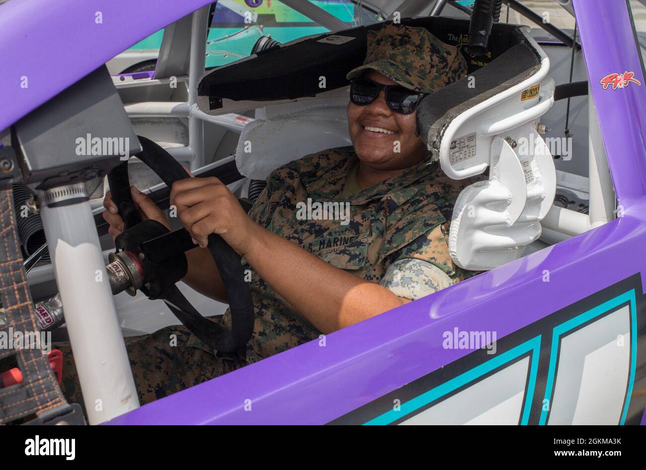 U.S. Marine Corps Lance CPL. Kifra Morrison, eine Schwermaschinenmechanikerin, die Marine Wing Support Squadron 271 zugewiesen wurde, bekommt ein Gefühl dafür, wie es ist, hinter dem Steuer von Garrett Smithley, dem Showcar der National Association for Stock Car Auto Racing (NASCAr), beim Marine Corps Air Station (MCAS) Cherry Point, North Carolina, zu sitzen. 25.Mai 2021. Smithley und sein Team waren bei MCAS Cherry Point zu Gast, um im Rahmen der „Military Salutes Campaign“ ein Treffen mit Dienstmitgliedern, zivilen Mitarbeitern und ihren Familien zu veranstalten, um den Streitkräften zu danken. Die Anwesenheit o Stockfoto