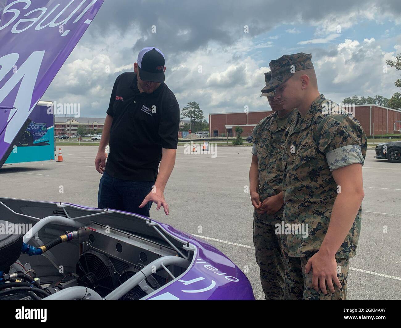 US-Marineinfanteristen mit Marine Tactical Air Command Squadron 28 erhalten eine Aufschlüsselung dessen, was unter der Haube von Garrett Smithley, dem Showcar der National Association for Stock Car Auto Racing (NASCAr), steht, an der Marine Corps Air Station (MCAS) Cherry Point, North Carolina, 25. Mai 2021. Smithley und sein Team waren bei MCAS Cherry Point zu Gast, um im Rahmen der „Military Salutes Campaign“ ein Treffen mit Dienstmitgliedern, zivilen Mitarbeitern und ihren Familien zu veranstalten, um den Streitkräften zu danken. Das Vorhandensein von Werbung stellt keine Billigung seitens der USA dar Stockfoto