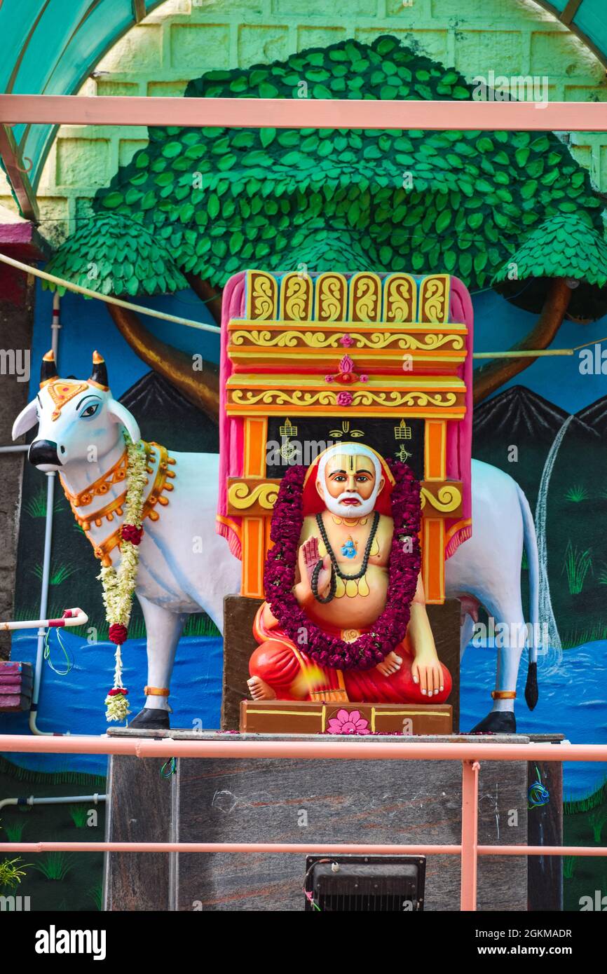 Indischer gott (Ragavendra swami) mit Kuhhintergrund Stockfoto