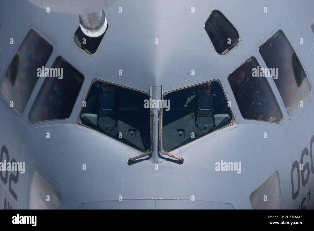 Ein C-17 Globemaster III der US-Luftwaffe mit dem 145. Luftlift-Flügel der North Carolina Air National Guard fliegt hinter einem KC-135R-Stratotanker mit dem 141. Lufttankschwadron der New Jersey Air National Guard über dem Atlantik, 25. Mai 2021. Der Stratotanker KC-135R bietet Kernbetankungsfunktionen aus der Luft und verbessert die Fähigkeit der Luftwaffe, ihre primäre Mission der globalen Reichweite zu erfüllen. Stockfoto