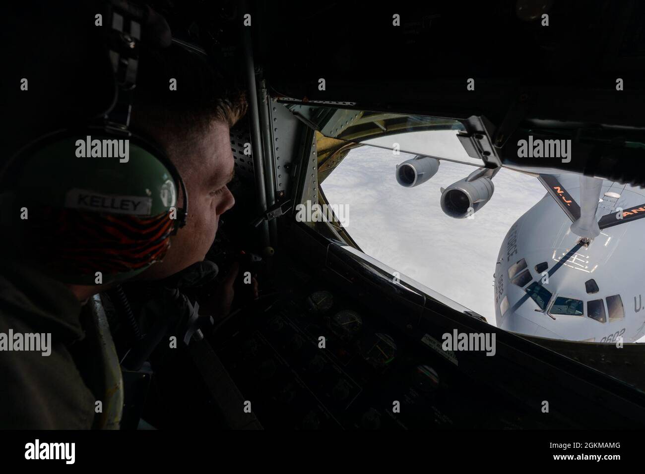 US Air Force Staff Sgt. Brian Kelley, ein Boom-Betreiber von KC-135R Stratotanker mit der 141. Lufttankschwadron der New Jersey Air National Guard, betankt einen C-17 Globemaster III mit dem 145. Luftlift-Flügel der North Carolina Air National Guard über dem Atlantik, 25. Mai 2021. Der Stratotanker KC-135R bietet Kernbetankungsfunktionen aus der Luft und verbessert die Fähigkeit der Luftwaffe, ihre primäre Mission der globalen Reichweite zu erfüllen. Stockfoto