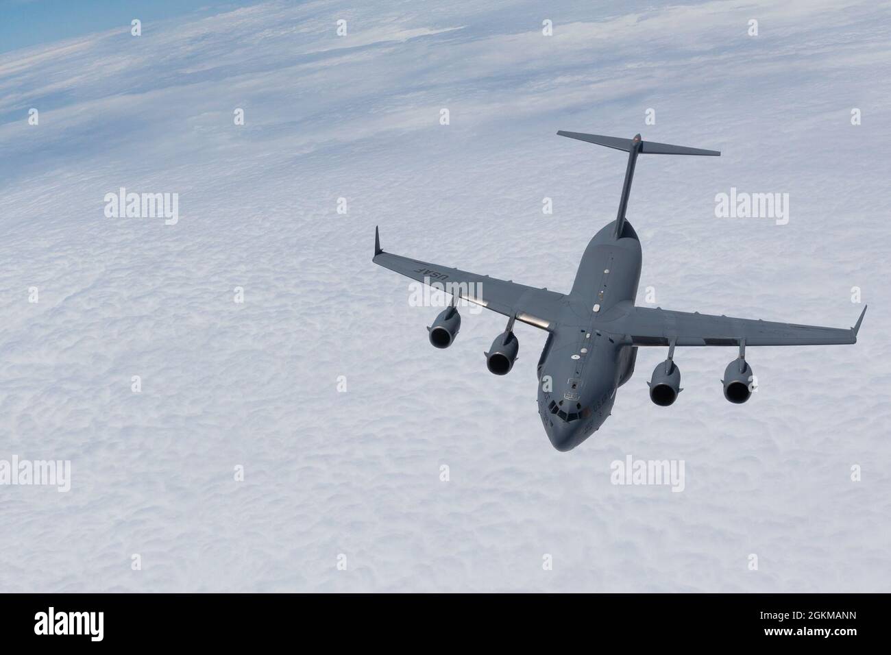 Ein C-17 Globemaster III der US-Luftwaffe mit dem 145. Luftlift-Flügel der North Carolina Air National Guard fliegt hinter einem KC-135R-Stratotanker mit dem 141. Lufttankschwadron der New Jersey Air National Guard über dem Atlantik, 25. Mai 2021. Der Stratotanker KC-135R bietet Kernbetankungsfunktionen aus der Luft und verbessert die Fähigkeit der Luftwaffe, ihre primäre Mission der globalen Reichweite zu erfüllen. Stockfoto