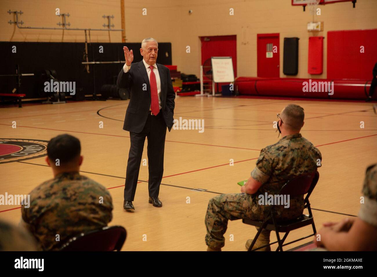 James Mattis, ehemaliger US-Marine-Corps-General und ehemaliger Verteidigungsminister, spricht mit US-Marineinfanteristen mit Hauptquartier und Service-Bataillon, Fleet Marine Force Atlantic, U.S. Marine Corps Forces Command, Camp Elmore, Virginia, 25. Mai 2021. Mattis sprach über Ausdauer, Führungsqualitäten, seine persönlichen Erfahrungen im Marine Corps und verteilte signierte Exemplare seines Buches. Stockfoto