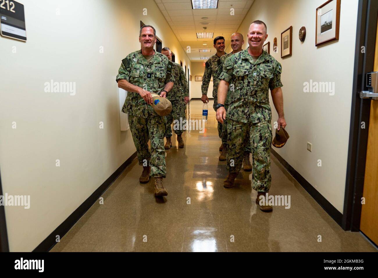 SANTA RITA, Guam (25. Mai 2021) ADM hinten. Jeff Jablon, Commander, Submarine Force, U.S. Pacific Fleet, erhält eine Tour durch Konetzni Hall von Capt. Bret Grabbe, commodore, Commander, Submarine Squadron 15 (CSS-15). Jablon besuchte CSS-15 und andere Einheiten auf dem Marinestützpunkt Guam, um sich mit Matrosen zu treffen, die Operationen der Einheiten mit der Führung zu besprechen und die Fähigkeiten der Gebiete aus erster Hand zu bewerten. Stockfoto