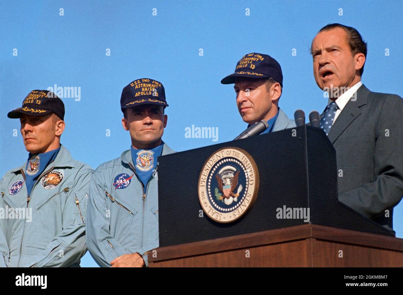 (19. April 1970) --- Präsident Richard M. Nixon spricht vor der Hickham Air Force Base, bevor er der Apollo 13-Besatzung die höchste zivile Auszeichnung des Landes überreicht. Die Präsidentenmedaille der Freiheit erhielten die Astronauten James A. Lovell Jr. (neben dem Chief Executive), Commander, John L. Swigert Jr. (links), Kommandomodulpilot, und Fred W. Haise Jr., Mondmodulpilot. Die Ehefrauen von Lovell und Haise und die Eltern von Swigert begleiteten den Präsidenten nach Hawaii. Der Apollo-13-Spritzwasserfall ereignete sich am 17. April 1970 um 12:07:44 Uhr (CST), etwa eineinhalb Tage vor der Hickam Air Force Base cer Stockfoto