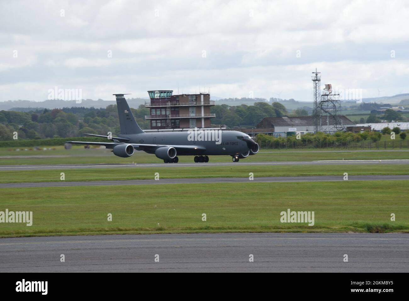Glasgow Prestwick International Airport, Schottland Eine US Air Force KC-135 aus dem 101. Lufttankflügel der Maine Air National Guard, die am 25. Mai 2021 vom Glasgow Prestwick Airport in Prestwick, Schottland, abfliegt. Die Maine Air Guard Betankungsflugzeuge sind in Schottland und bieten im Rahmen von At-Sea Demo Formidable Shield Unterstützung beim Betanken von Luft an. Formidable Shield ist die erste multinationale Übung dieser Art, die in der Region des Nordatlantiks um das Vereinigte Königreich und Norwegen stattfindet. Stockfoto