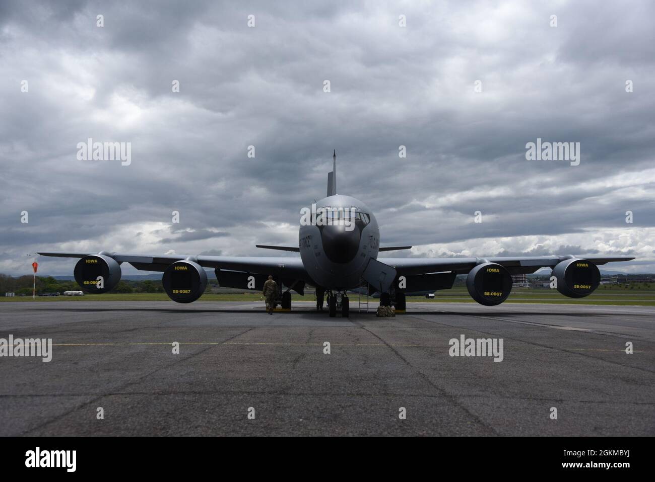 Glasgow Prestwick International Airport, Schottland Eine US Air Force KC-135 aus dem 185. Lufttankflügel der Iowa Air National Guard ist am 25. Mai 2021 auf dem Rampengebiet des Glasgow Prestwick Airport in Prestwick, Schottland, von bewölktem Himmel umgeben. Mitglieder der Air Guard sind in Schottland, die im Rahmen des At-Sea Demo Formidable Shield Flugbetankung unterstützen. Formidable Shield ist die erste multinationale Übung dieser Art, die in der Region des Nordatlantiks um das Vereinigte Königreich und Norwegen stattfindet. Stockfoto