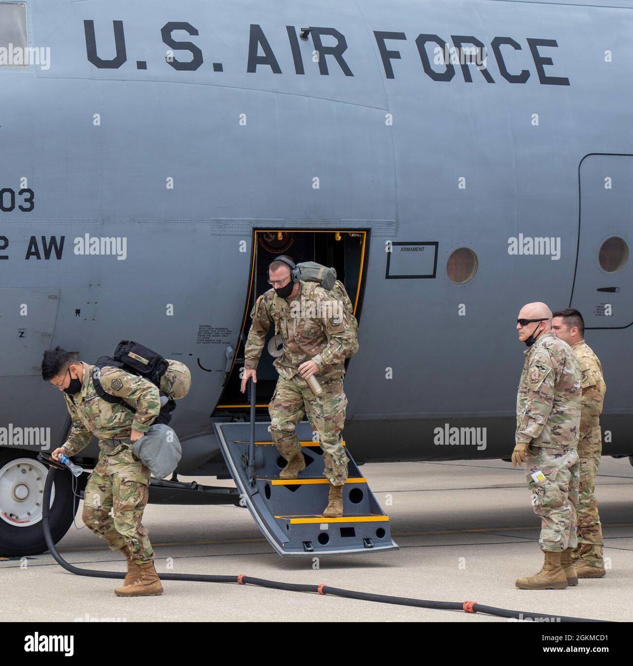 Die verbliebenen Mitglieder der Illinois National Guard sind nach dem Aufstand des US-Kapitols am 6. Januar endlich von ihrer fast fünfmonatigen Sicherheitsmission in Washington D.C. nach Hause zurückgekehrt. Etwa 100 Mitglieder der Nationalgarde von Illinois flogen am Dienstag, den 25. Mai, nach Illinois. Die Truppen landeten beim 182. Luftlift-Flügel in Peoria. Gov. JB Pritzker entsandte Ende Januar etwa 500 Mitglieder der Nationalgarde von Illinois, um zum Schutz des Kapitols des Landes beizutragen. Die verbleibenden etwa 100 Mitglieder der Illinois National Guard freiwillig, auf Antrag des US-Departme länger zu bleiben Stockfoto