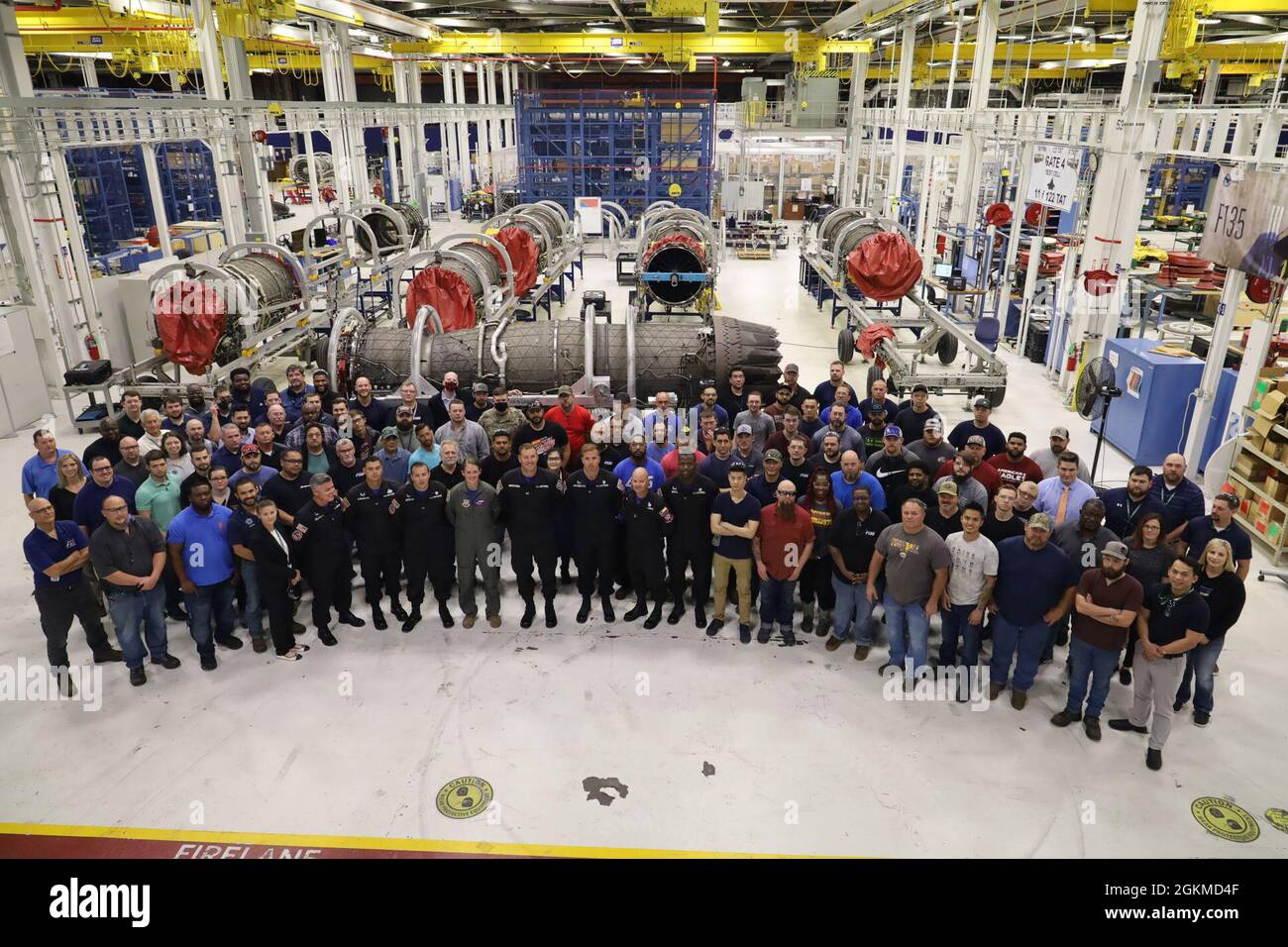 Mitglieder des Oklahoma City Air Logistics Complex (OC-ALC) Heavy Maintenance Center posieren für ein Gruppenfoto mit dem F-35A Lightning II Demonstrationsteam der Air Force während ihres Besuchs auf der Tinker Air Force Base, Oklahoma, 25. Mai 2021. Der Besuch und der anschließende Demonstrationsflug wurden vom Air Combat Command als Zeichen der Wertschätzung für die Männer und Frauen, die die Wartung der F-35-Motoren unterstützen, bereitgestellt. OC-ALC führt alle Aspekte der Motorwartung am Motor F135 durch. Stockfoto