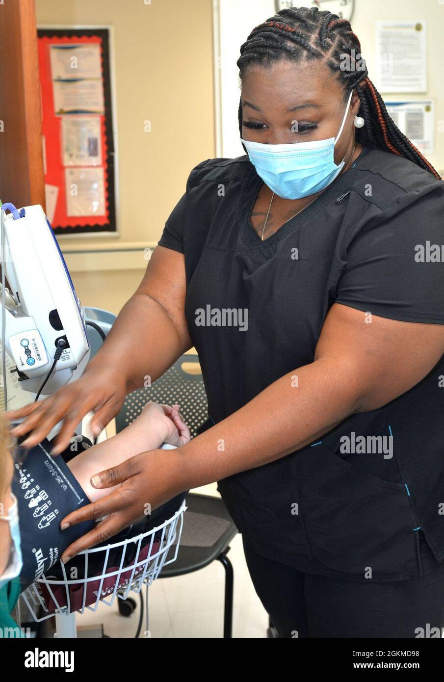 ALBANY, Georgia (25. Mai 2021) - Shanice Johnson, ein arbeitsmedizinischer Techniker an der Naval Branch Health Clinic Albany, überprüft die Vitalparameter eines Patienten. Johnson, ein gebürtiger Sylvester, Georgia, sagt: „Wir helfen allen dabei, wieder sicher zu sein und am Arbeitsplatz zu arbeiten.“ Stockfoto