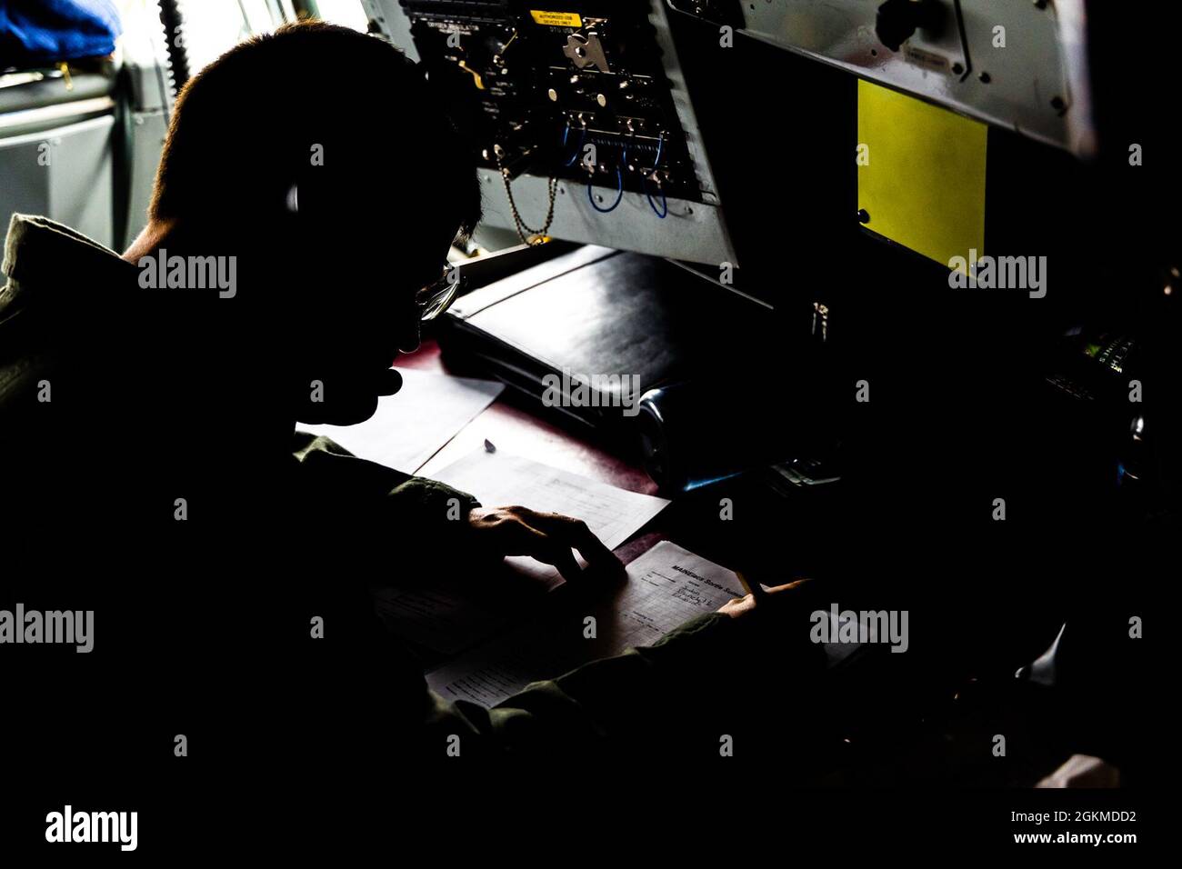 Technik. Sgt. Luke Edwards, 101st Air Betanking Wing Boom Operator, schließt während der Übung DES North American Air Defense Command AMALGAM HAWK, die am Mittwoch, den 26. Mai 2021, in Zusammenarbeit mit der NAV Canada und der Federal Aviation Administration (FAA), in Zusammenarbeit mit dem kanadischen Luftverteidigungssektor am 22 Wing North Bay, durchgeführt wurde, die Missionsunterlagen ab. Ontario und die zivile Luftverkehrskontrolle im Raum Montreal, RCAF CF-18 Hornet und USAF F-15 Eagle Kampfflugzeuge zusammen mit KC-135 Stratotanker Luft-Luft-Betankungsflugzeugen praktizierten grenzüberschreitende Reaktionsverfahren im hochdichten Luftraum bis Mai Stockfoto