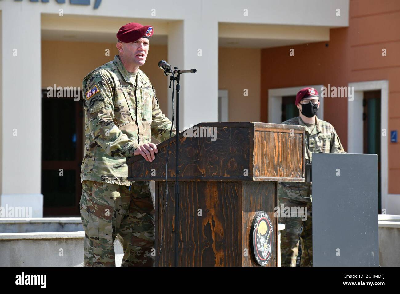 Der Oberst der US-Armee, Kenneth J. Burgess, Kommandeur der 173. Luftbrigade, gibt während der Zeremonie zur Änderung des Kommandos unter der Covid-19-Präventionsbedingung in Caserma Del DIN, 26. Mai 2021, Vicenza, Italien, Bemerkungen ab. Die 173. Airborne Brigade ist die US Army Contingency Response Force in Europa, die in der Lage ist, einsatzbereite Truppen überall in den Verantwortungsbereichen der US-amerikanischen Kommandos in Europa, Afrika oder Central Commands zu projizieren. Stockfoto