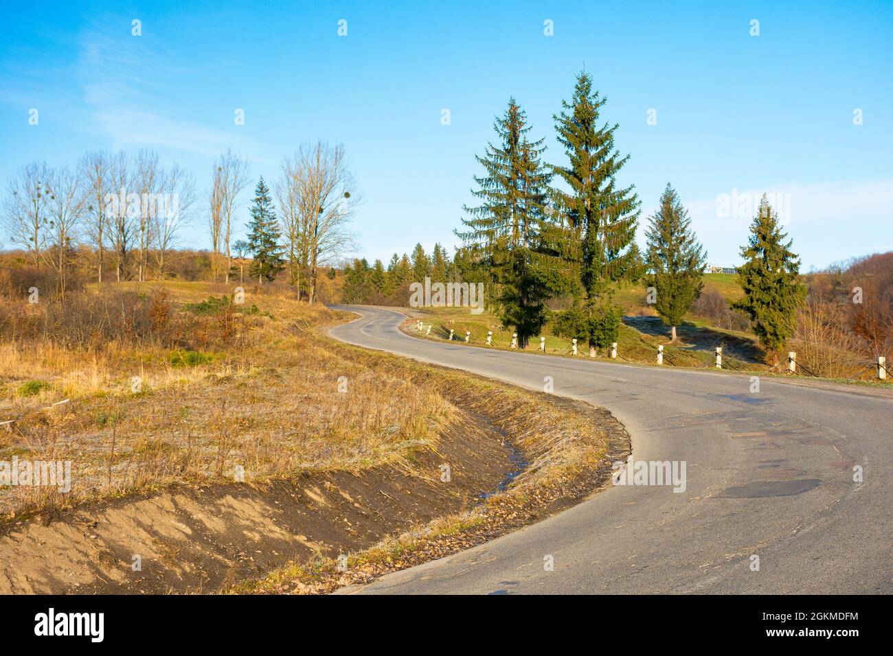 Pass durch karpaten Berge. Bäume entlang der Straße hinunter in das Tal von wolovets, ukraine. Sonniges Wetter am Vormittag mit Wolken auf der sk Stockfoto