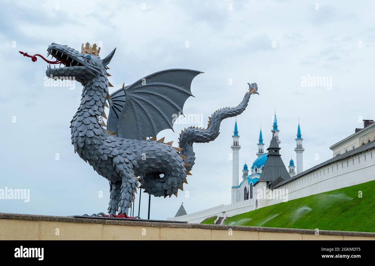 Kul Sharif Moschee und Drachenstatue, Symbol der Stadt in Kasan Kreml, Tatarstan, Russland Stockfoto