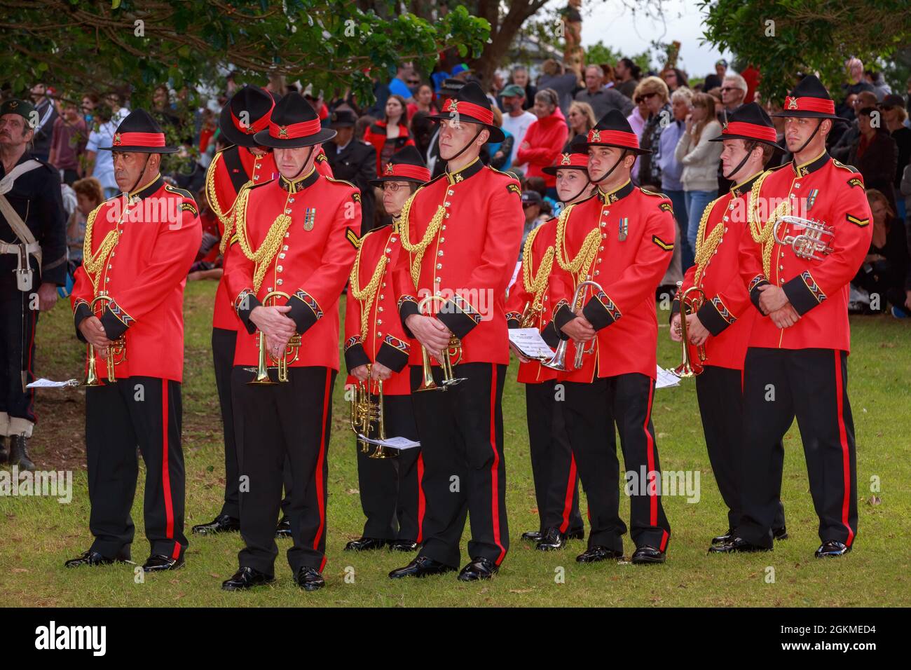 Mitglieder der New Zealand Army Band in zeremonieller Uniform zum 150. Jahrestag der Schlacht von Gate Pa 1864 Stockfoto