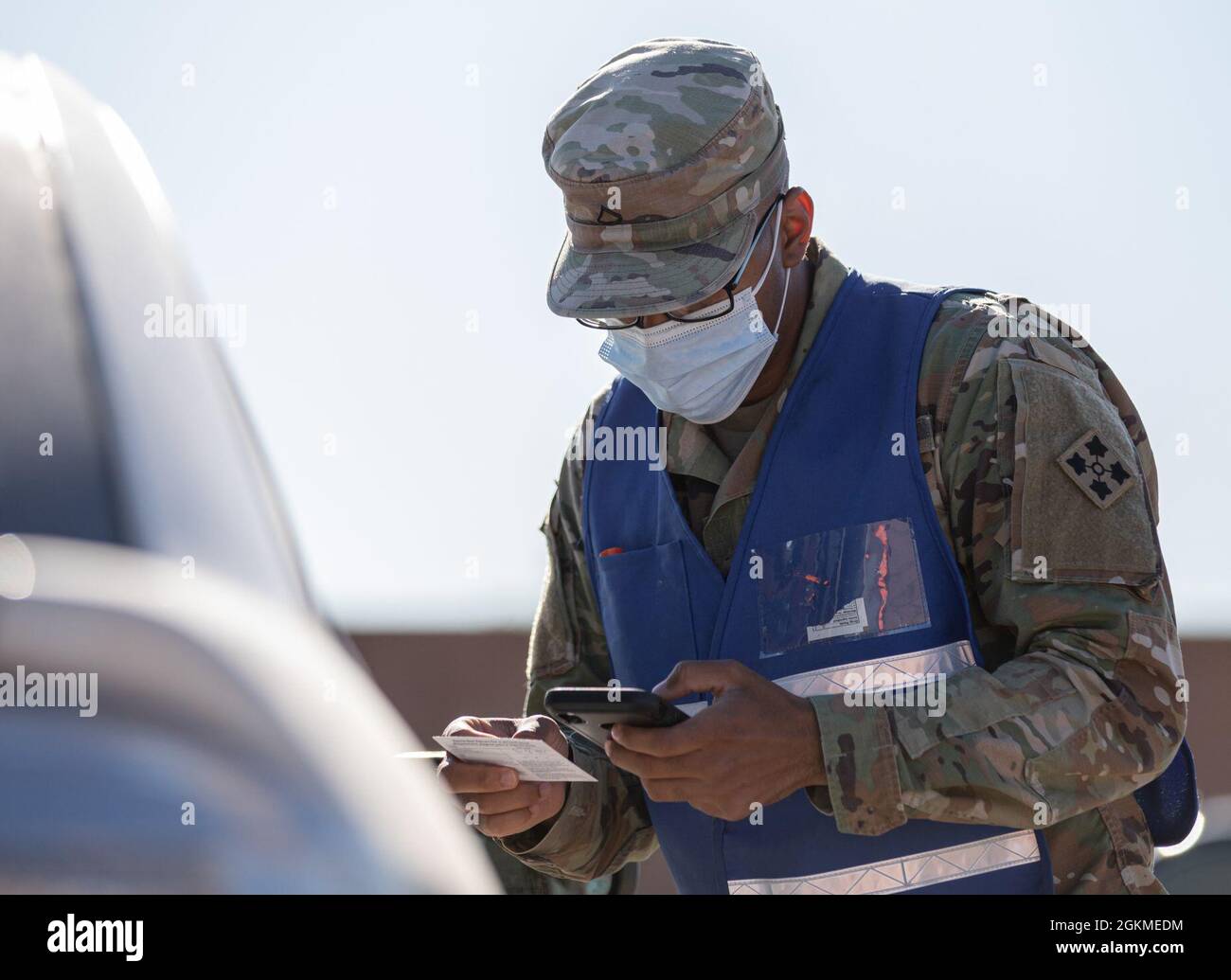 U.S. Army PFC. Nardo Martinez, ein Kampfmediziner, der dem Kampfteam der 2. Stryker Brigade, 4. Infanterie-Division, zugewiesen wurde, überprüft die Informationen eines Gemeindemitglieds in Pueblo, Colorado, 27. Mai 2021. Die Soldaten impfen weiterhin Mitglieder der Pueblo-Gemeinde und der umliegenden Gebiete im Rahmen der föderalen Impfreaktionsmission. Das U.S. Northern Command setzt sich über die U.S. Army North weiterhin dafür ein, die Federal Emergency Management Agency im Rahmen der Reaktion der gesamten Regierung auf COVID-19 weiterhin flexibel und flexibel zu unterstützen. Stockfoto