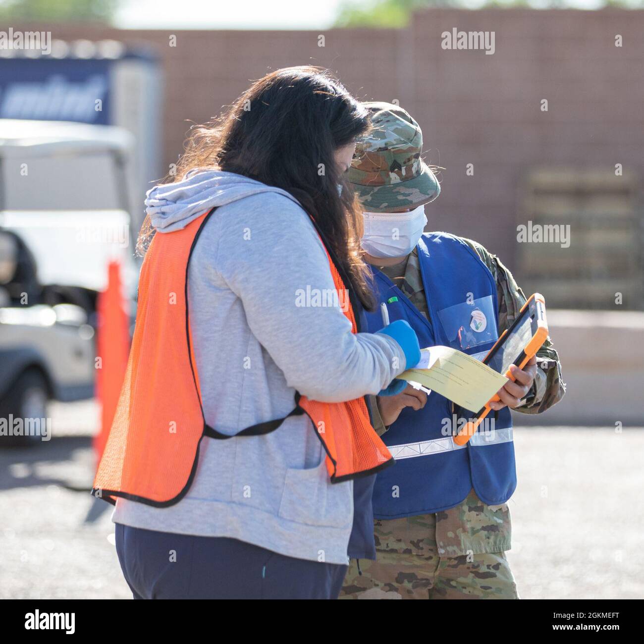 Ammy Phoenix, links, eine zivile Krankenschwester, und US Army Sgt. Maggie Van Wagenen, rechts, eine Kampfmedizinerin, die dem Kampfteam der 2. Stryker Brigade, 4. Infanterie-Division, zugewiesen wurde, arbeitet in Pueblo, Colorado, am 27. Mai 2021 zusammen. Die Soldaten impfen weiterhin Mitglieder der Pueblo-Gemeinde und der umliegenden Gebiete im Rahmen der föderalen Impfreaktionsmission. Das U.S. Northern Command setzt sich über die U.S. Army North weiterhin dafür ein, die Federal Emergency Management Agency im Rahmen der Reaktion der gesamten Regierung auf COVID-19 weiterhin flexibel und flexibel zu unterstützen. Stockfoto