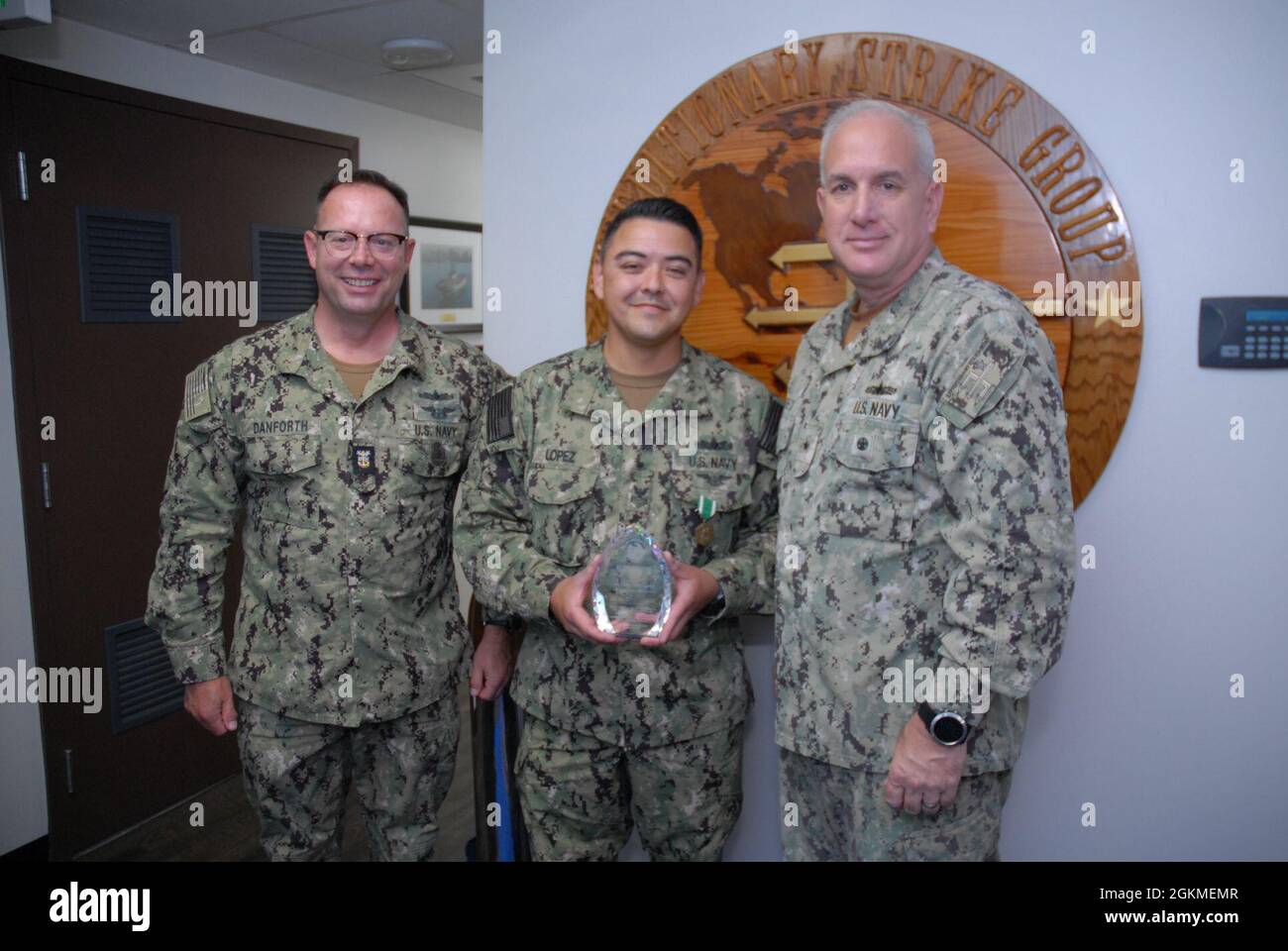 Hinterer Adm. Philip Sobeck, Kommandant der Expeditionary Strike Group (ESG) 3, liest eine Vergabezitation für Hospital Corpsman 1. Klasse Christian Lopez, der dem amphibischen Angriffsschiff USS Essex (LHD 2) im ESG 3-Hauptquartier in San Diego, Kalifornien, im Mai 26 zugewiesen wurde. Lopez wurde 2020 als Seemann des Jahres für ESG 3, Amphibious Squadron 1 und Essex ausgezeichnet. Stockfoto