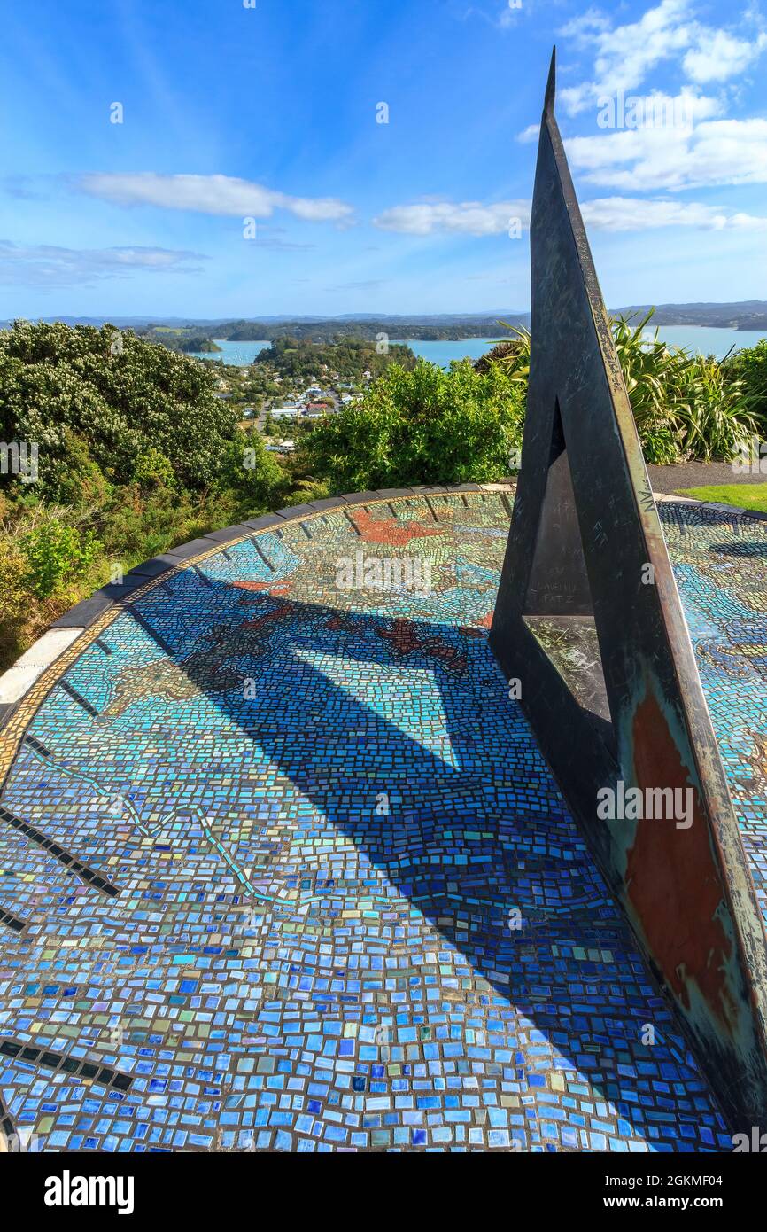 Eine riesige Sonnenuhr auf Flagstaff Hill, Russell, Neuseeland, mit Blick auf die Gebäude dieser Touristenstadt in der Bay of Islands Stockfoto