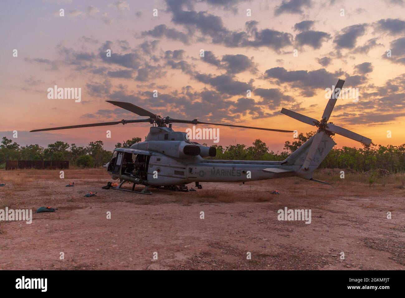 Ein UH-1Y-Gift mit Marine Medium Tiltrotor Squadron 363 (verstärkt), Marine Rotational Force – Darwin ist an einem Vorwärts-Aufrüst- und Betankungspunkt stationär, nachdem er eine Live-Feuer-Trainingsübung im Mount Bundy Training Area, NT, Australien, 26. Mai 2021 absolviert hat. DIE H-1Y Venoms verfügen über Hightech-Sensoren, die eingehende Bedrohungen erkennen und die Möglichkeit bieten, zielgenaue Ziele zu lokalisieren und durchzuführen. Die Ausbildung schärfen die Fähigkeiten der US-Marineinfanteristen als qualifizierte Expeditionskämpfer. Stockfoto